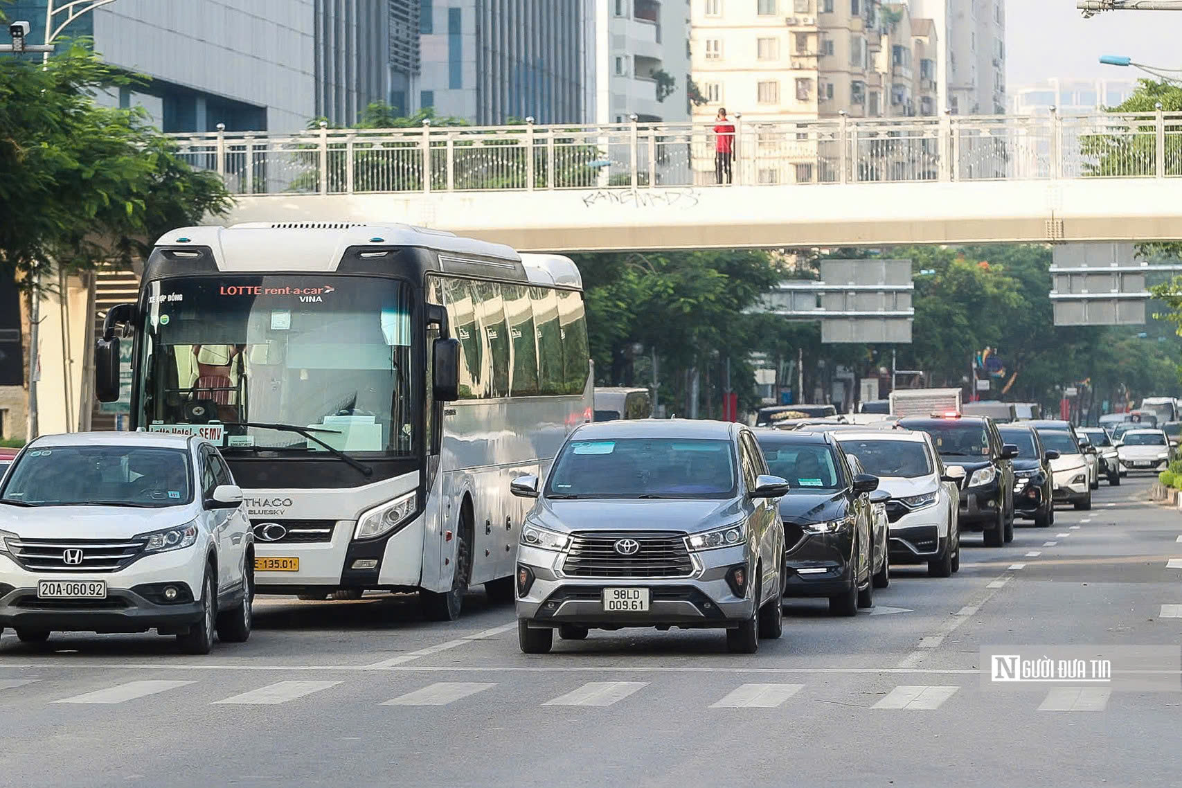 Hà Nội: Di chuyển thuận lợi trong ngày đầu phân làn đường Võ Chí Công- Ảnh 12. Hà Nội: Di chuyển thuận lợi trong ngày đầu phân làn đường Võ Chí Công- Ảnh 12.