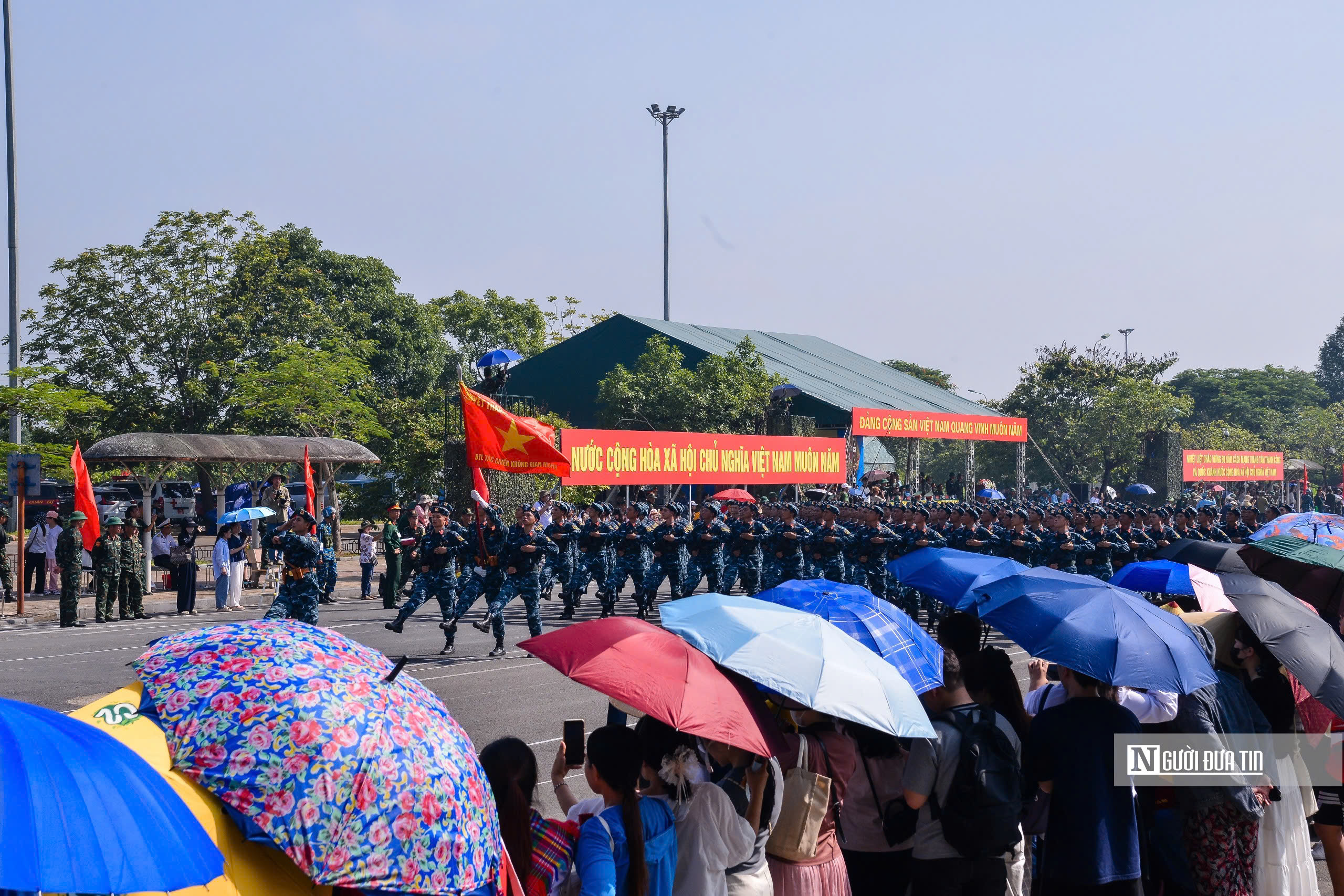 Người dân đội nắng xem hợp luyện diễu binh 2/9- Ảnh 18. Người dân đội nắng xem hợp luyện diễu binh 2/9- Ảnh 18.
