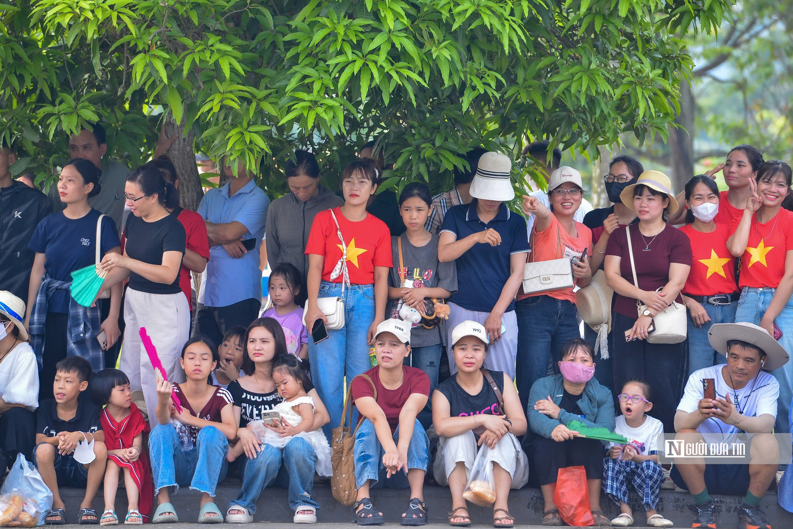 Người dân đội nắng xem hợp luyện diễu binh 2/9- Ảnh 22. Người dân đội nắng xem hợp luyện diễu binh 2/9- Ảnh 22.