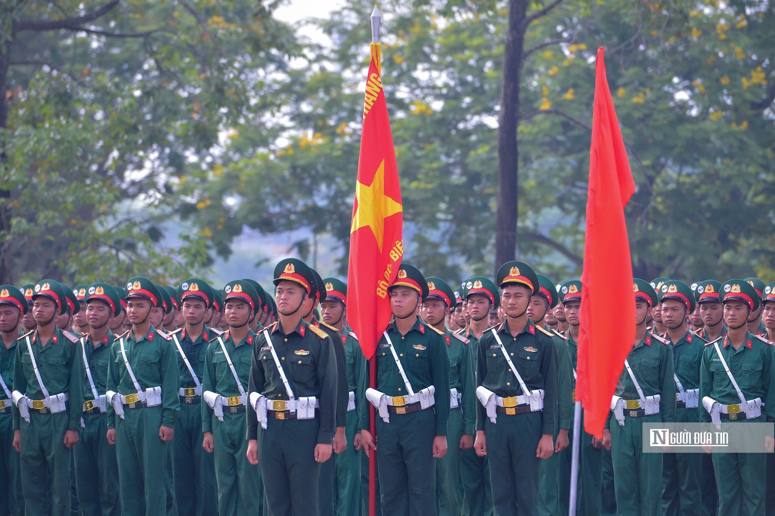 Người dân đội nắng xem hợp luyện diễu binh 2/9- Ảnh 1. Người dân đội nắng xem hợp luyện diễu binh 2/9- Ảnh 1.