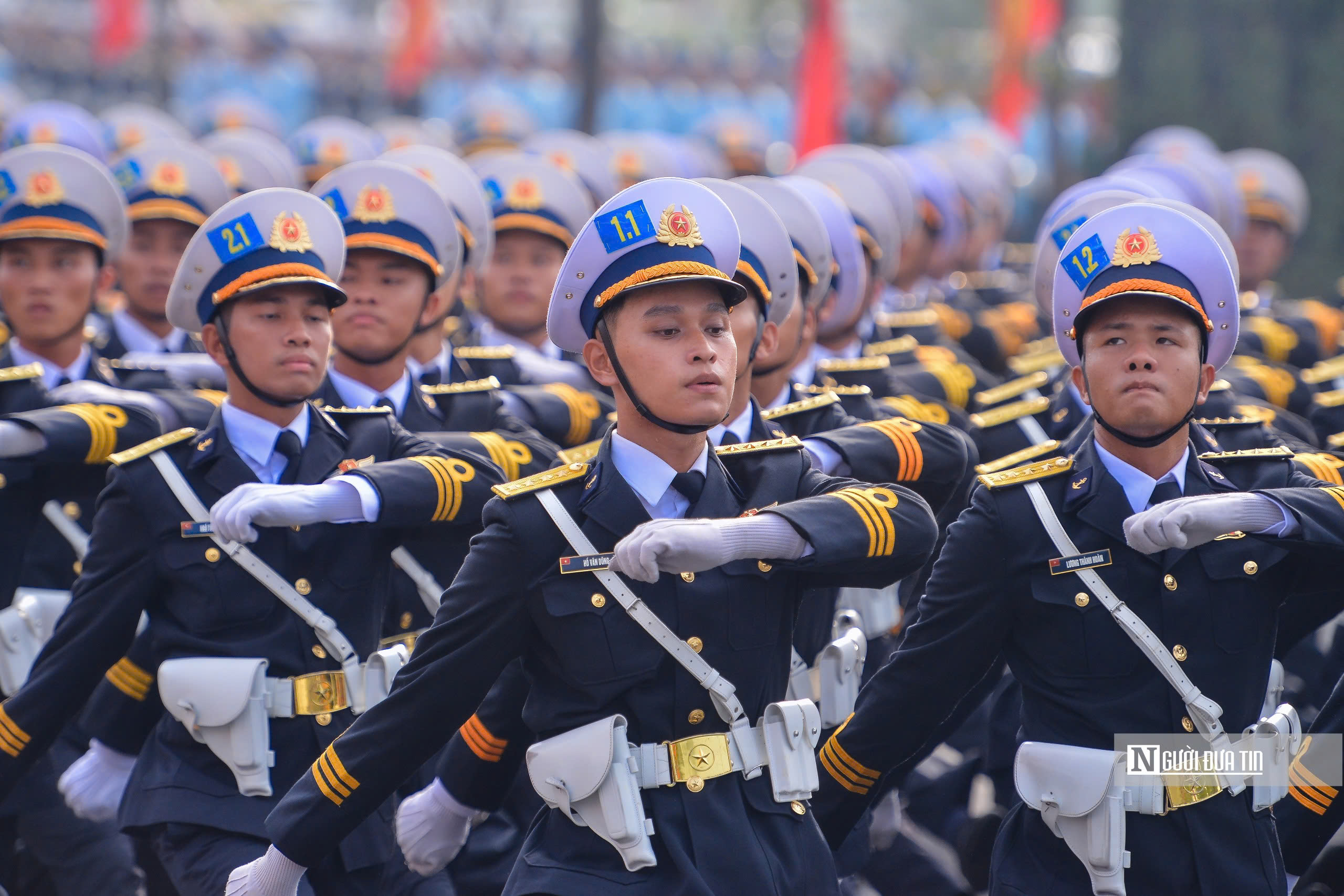 Người dân đội nắng xem hợp luyện diễu binh 2/9- Ảnh 4. Người dân đội nắng xem hợp luyện diễu binh 2/9- Ảnh 4.