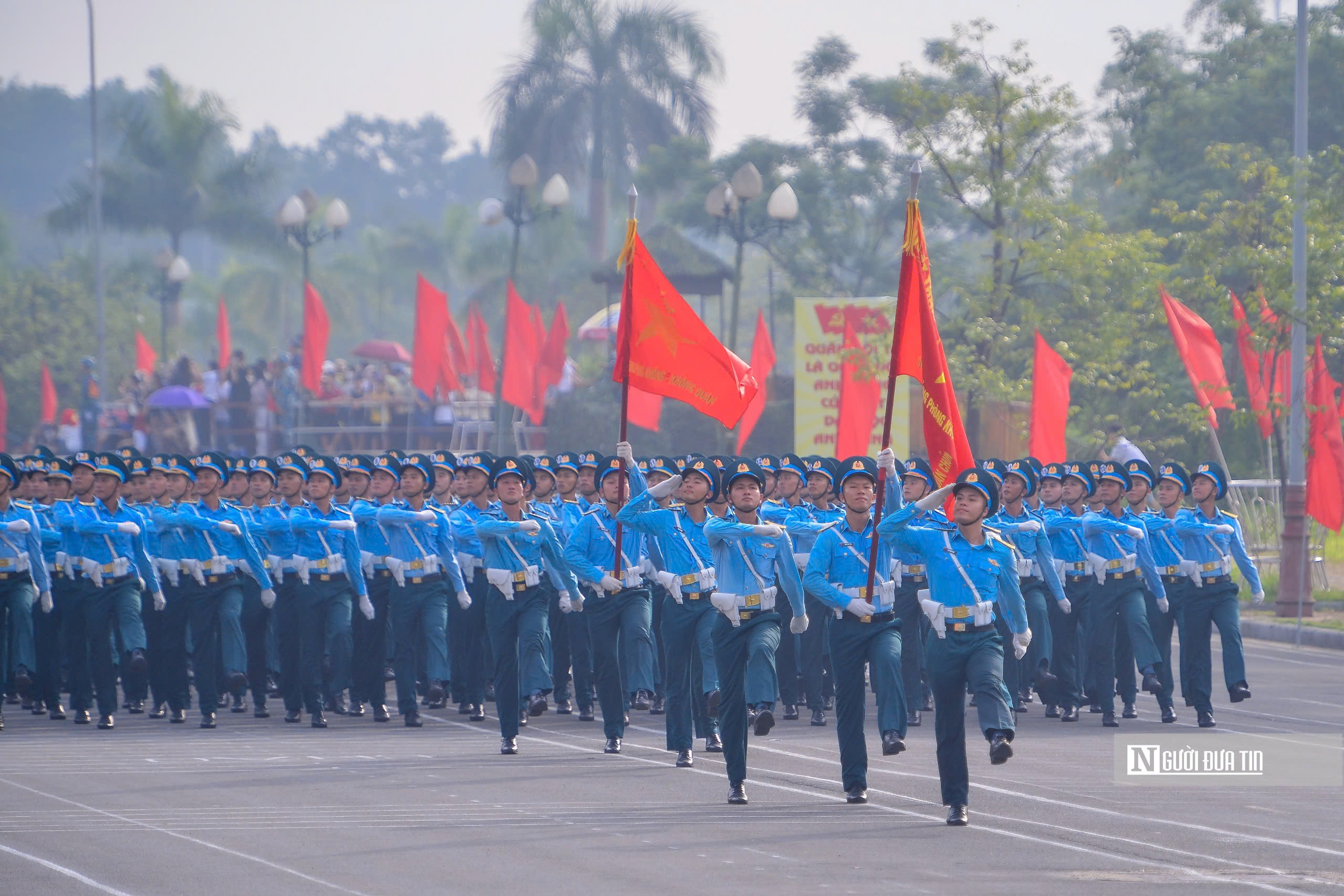 Người dân đội nắng xem hợp luyện diễu binh 2/9- Ảnh 5. Người dân đội nắng xem hợp luyện diễu binh 2/9- Ảnh 5.