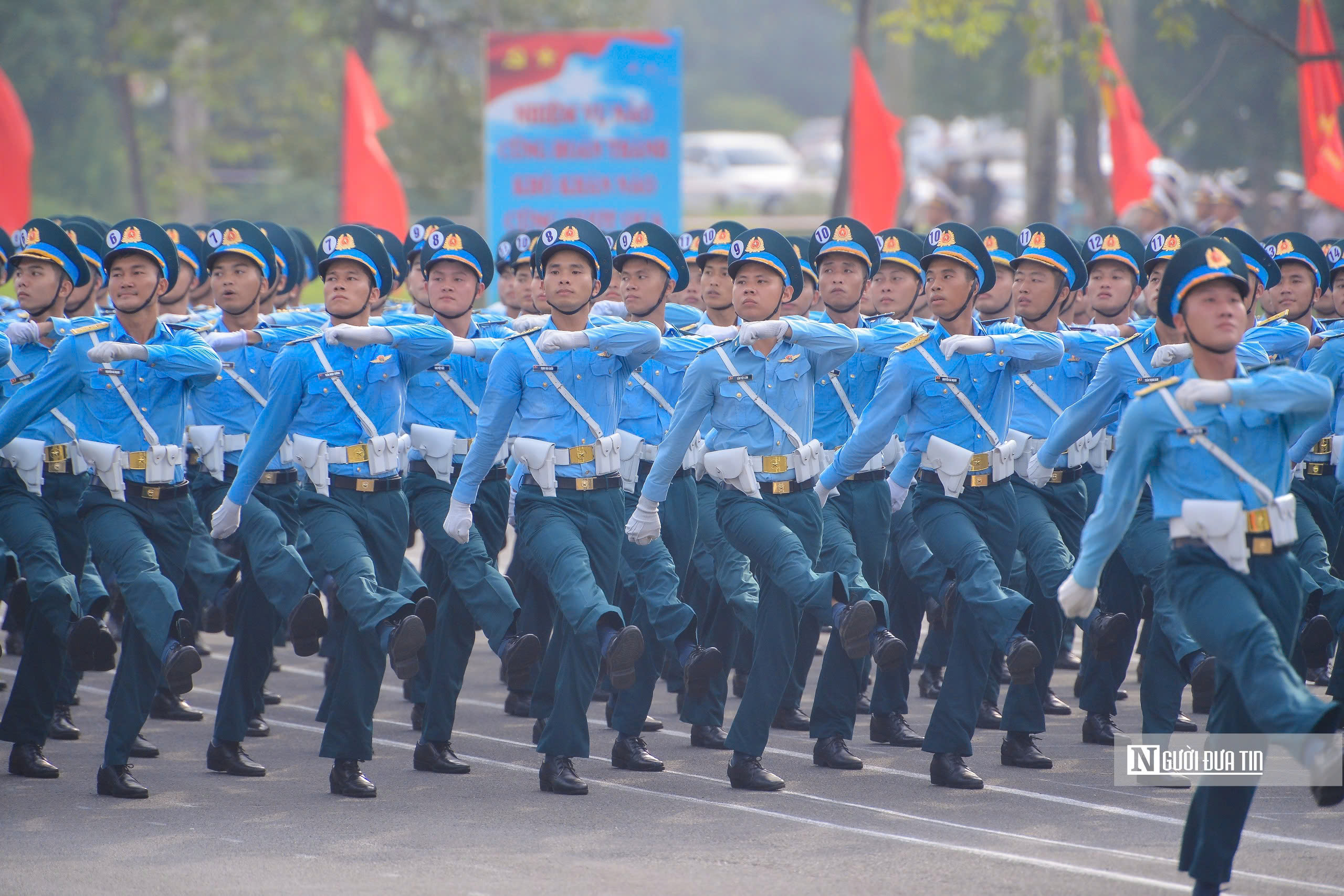 Người dân đội nắng xem hợp luyện diễu binh 2/9- Ảnh 6. Người dân đội nắng xem hợp luyện diễu binh 2/9- Ảnh 6.