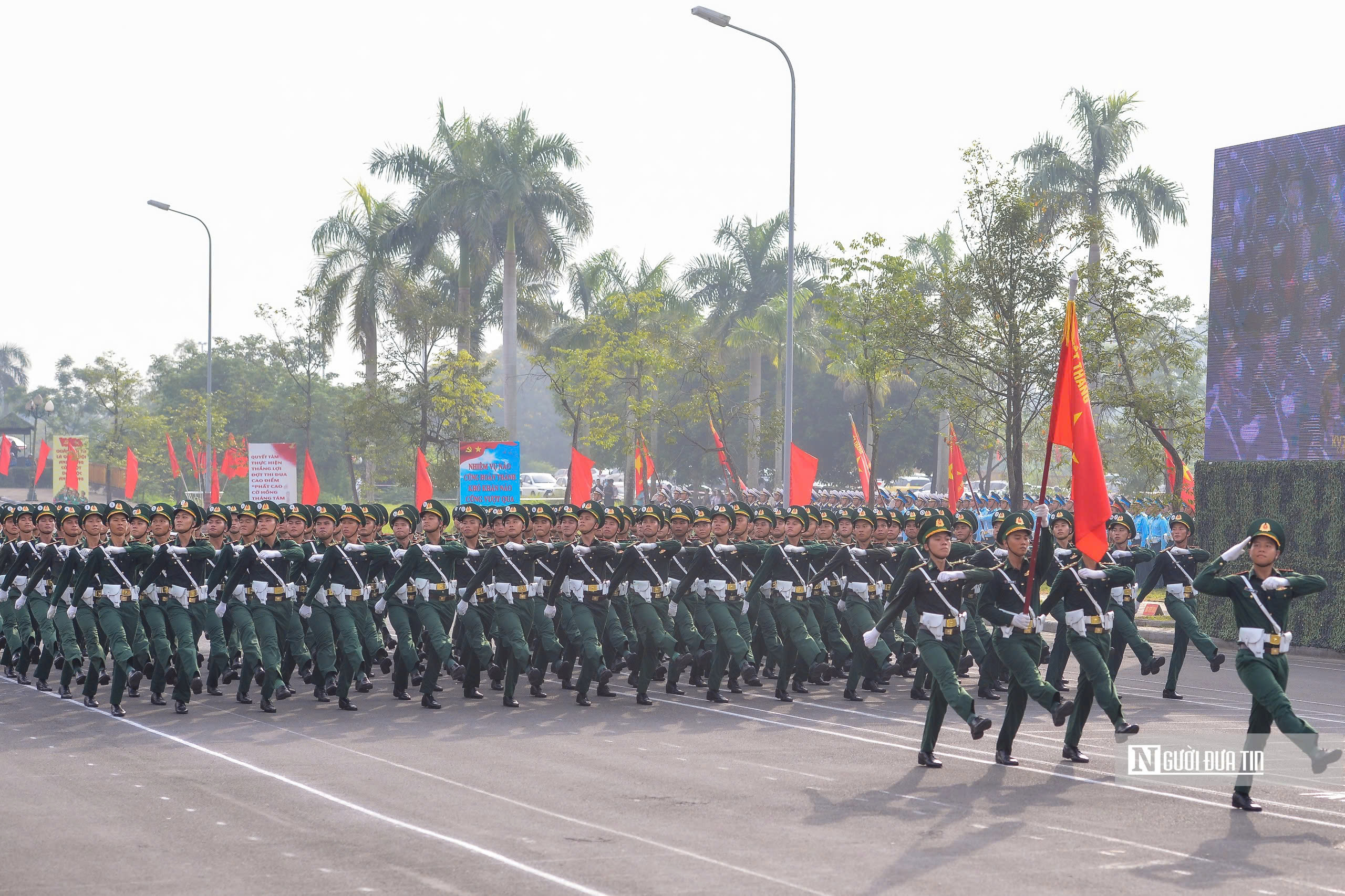 Người dân đội nắng xem hợp luyện diễu binh 2/9- Ảnh 12. Người dân đội nắng xem hợp luyện diễu binh 2/9- Ảnh 12.