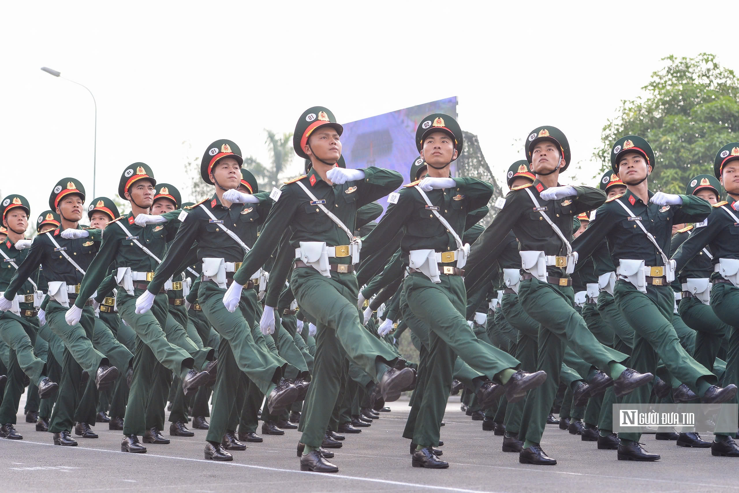 Người dân đội nắng xem hợp luyện diễu binh 2/9- Ảnh 13. Người dân đội nắng xem hợp luyện diễu binh 2/9- Ảnh 13.