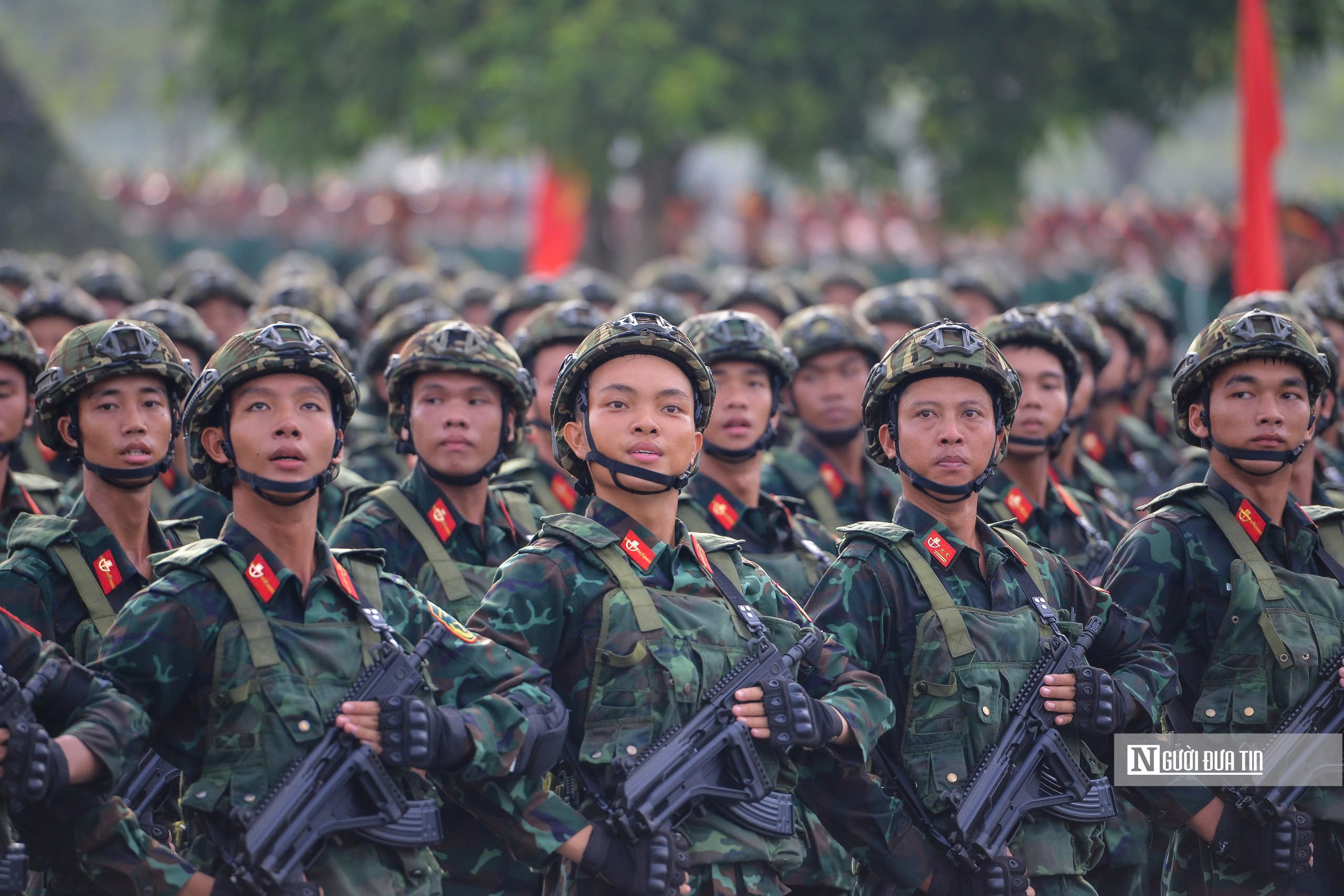 Người dân đội nắng xem hợp luyện diễu binh 2/9- Ảnh 10. Người dân đội nắng xem hợp luyện diễu binh 2/9- Ảnh 10.