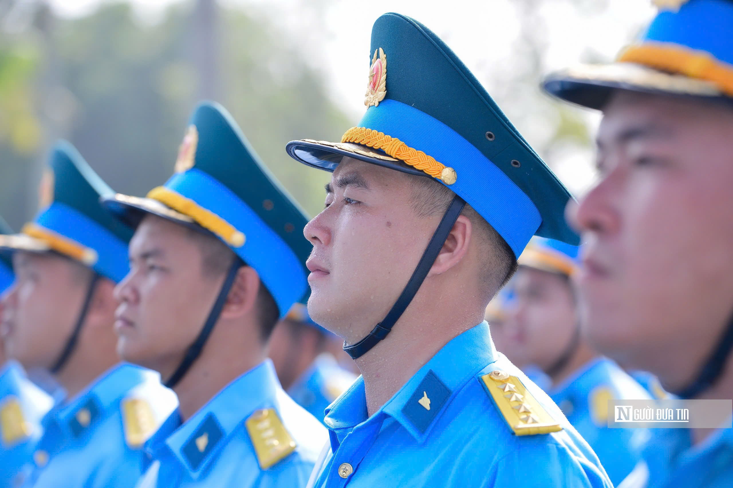 Người dân đội nắng xem hợp luyện diễu binh 2/9- Ảnh 17. Người dân đội nắng xem hợp luyện diễu binh 2/9- Ảnh 17.