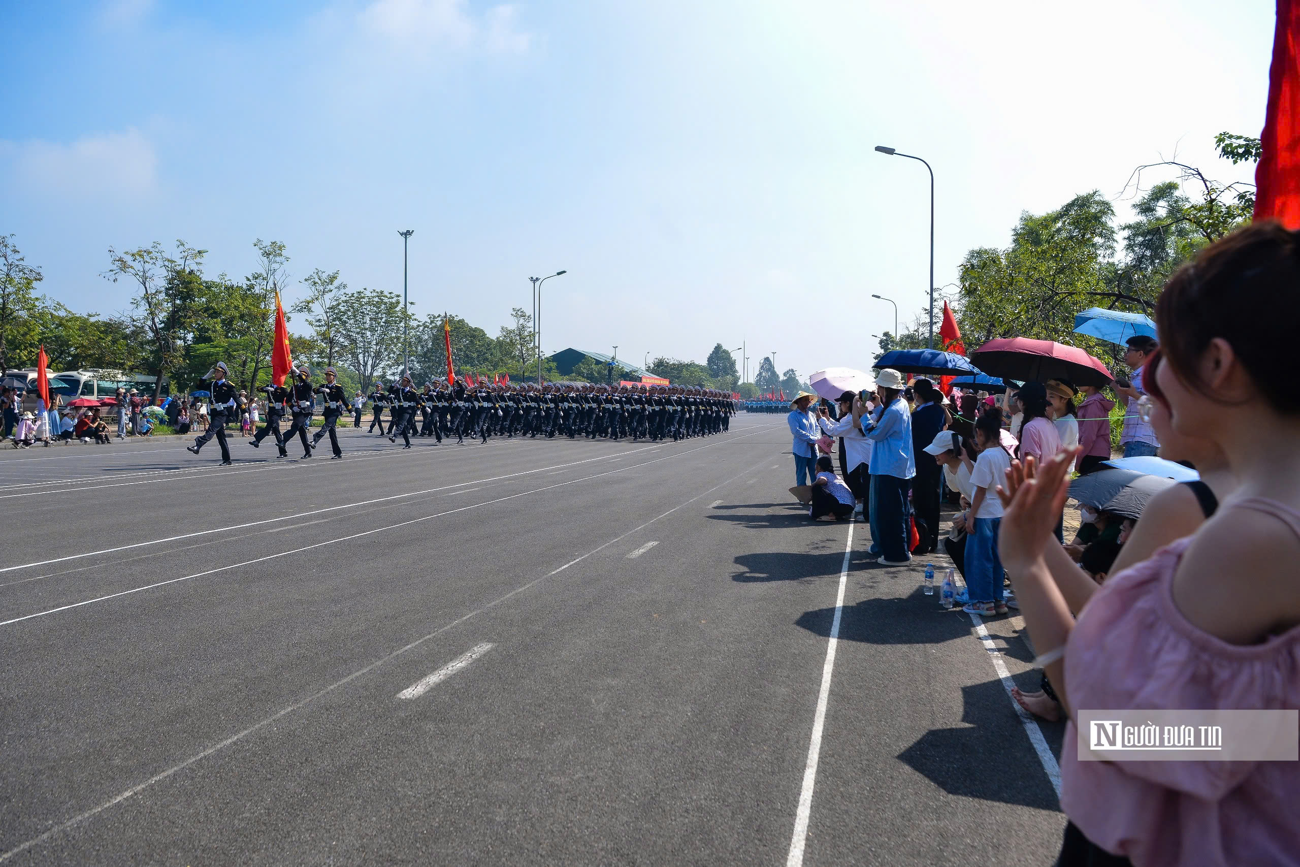 Người dân đội nắng xem hợp luyện diễu binh 2/9- Ảnh 19. Người dân đội nắng xem hợp luyện diễu binh 2/9- Ảnh 19.
