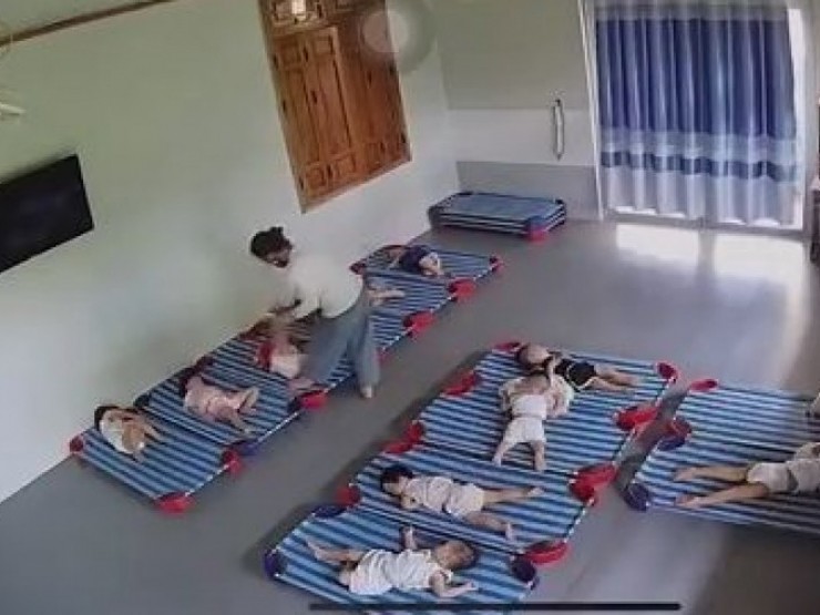 Khởi tố bảo mẫu ném bé trai 14 tháng tuổi xuống nền gạch, chấn thương sọ não- Ảnh 2.