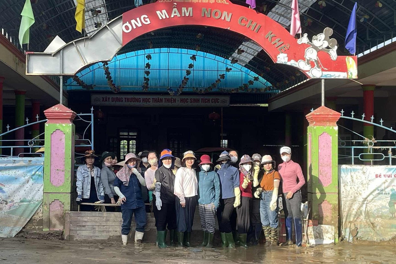 Thầy cô giáo vượt hàng trăm cây số lội bùn tiếp sức cho đồng nghiệp vùng lũ - Ảnh 5.