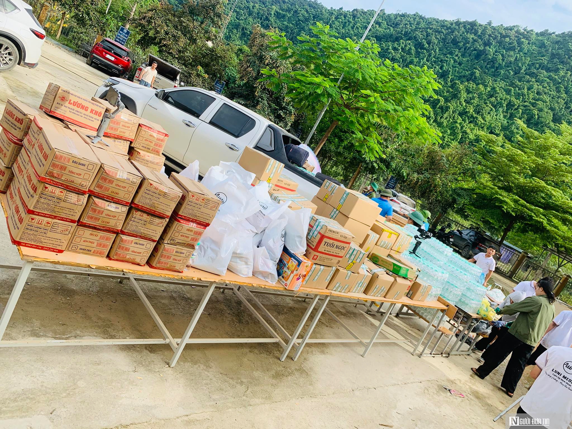 Thầy cô giáo vượt hàng trăm cây số lội bùn tiếp sức cho đồng nghiệp vùng lũ - Ảnh 6.