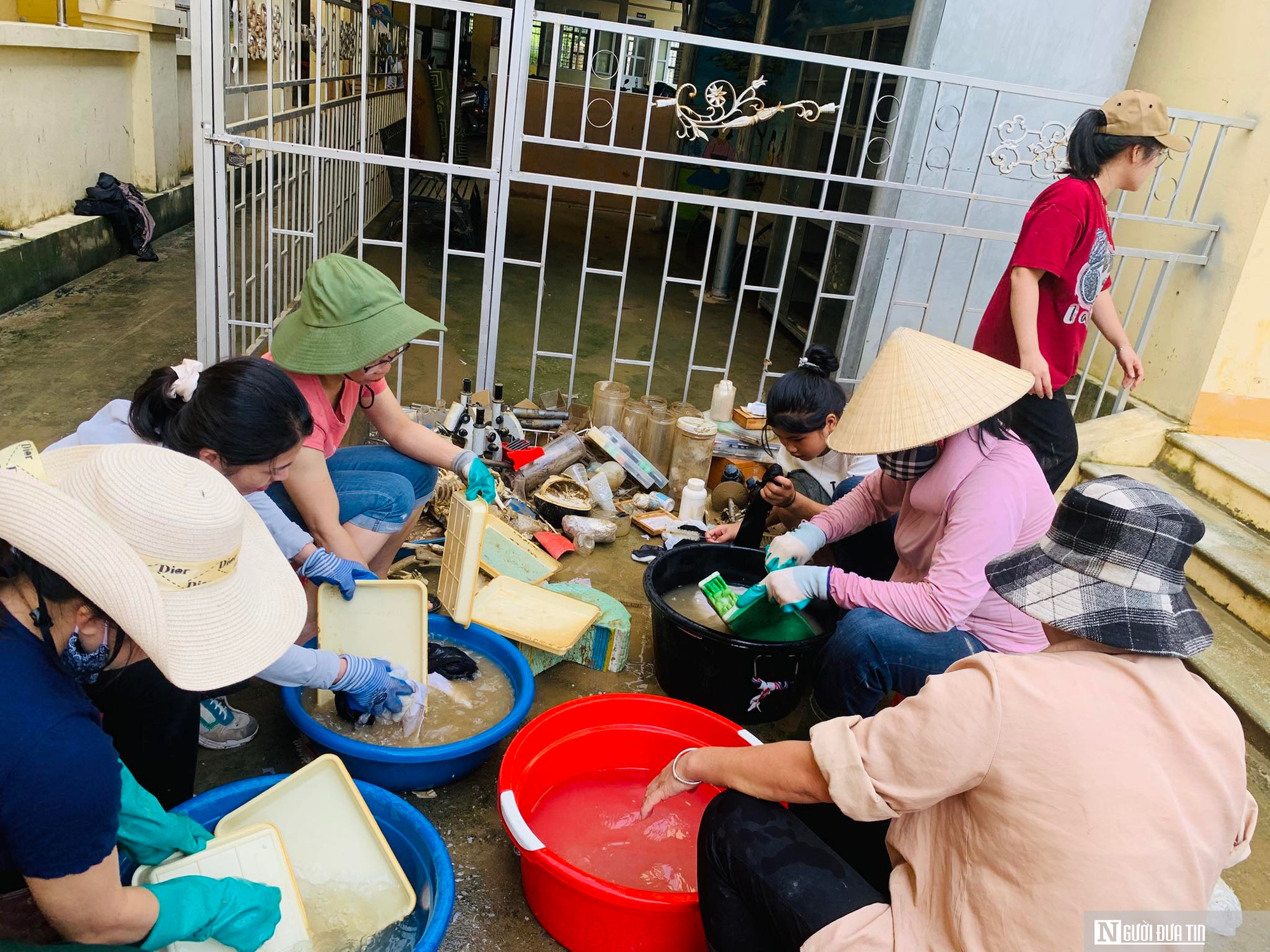 Thầy cô giáo vượt hàng trăm cây số lội bùn tiếp sức cho đồng nghiệp vùng lũ - Ảnh 7.