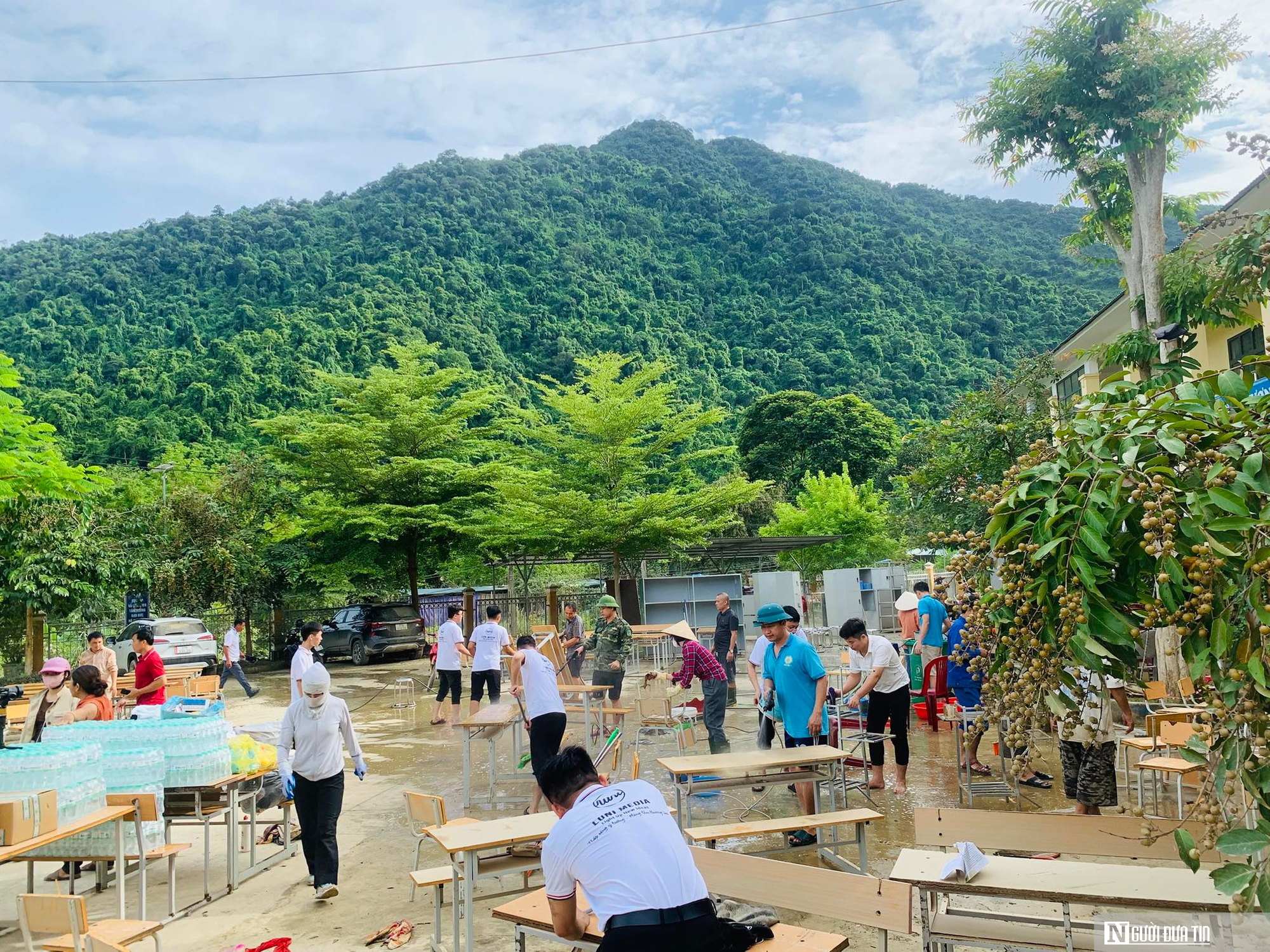 Thầy cô giáo vượt hàng trăm cây số lội bùn tiếp sức cho đồng nghiệp vùng lũ - Ảnh 8.