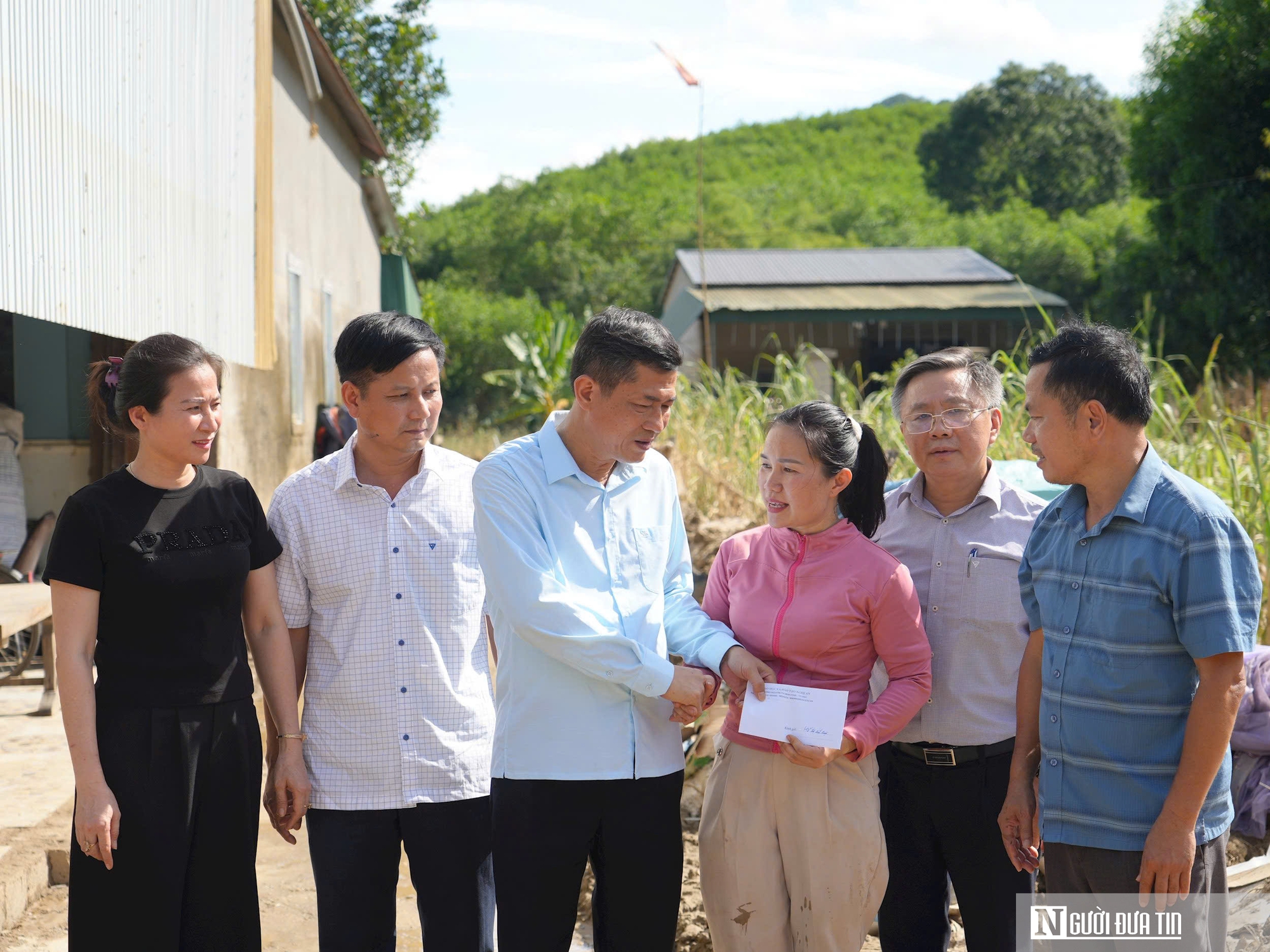 Thầy cô giáo vượt hàng trăm cây số lội bùn tiếp sức cho đồng nghiệp vùng lũ - Ảnh 13.
