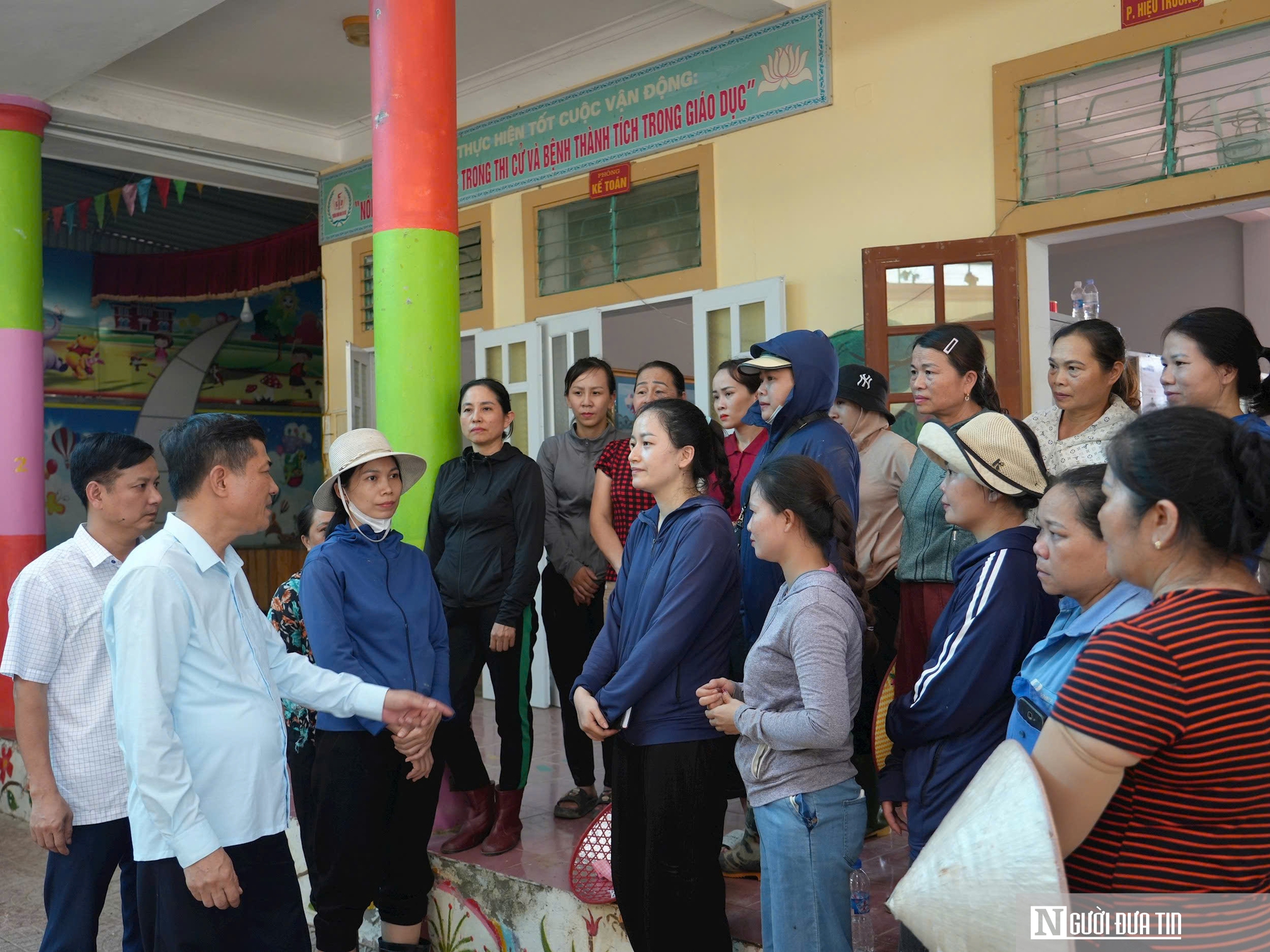 Thầy cô giáo vượt hàng trăm cây số lội bùn tiếp sức cho đồng nghiệp vùng lũ - Ảnh 14.