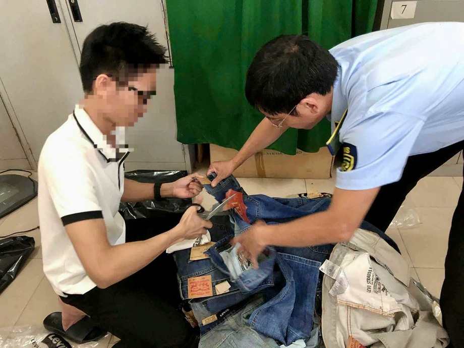 Phát hiện nhiều cửa hàng thời trang ở Huế bán hàng nhái các thương hiệu nổi tiếng - Ảnh 2.