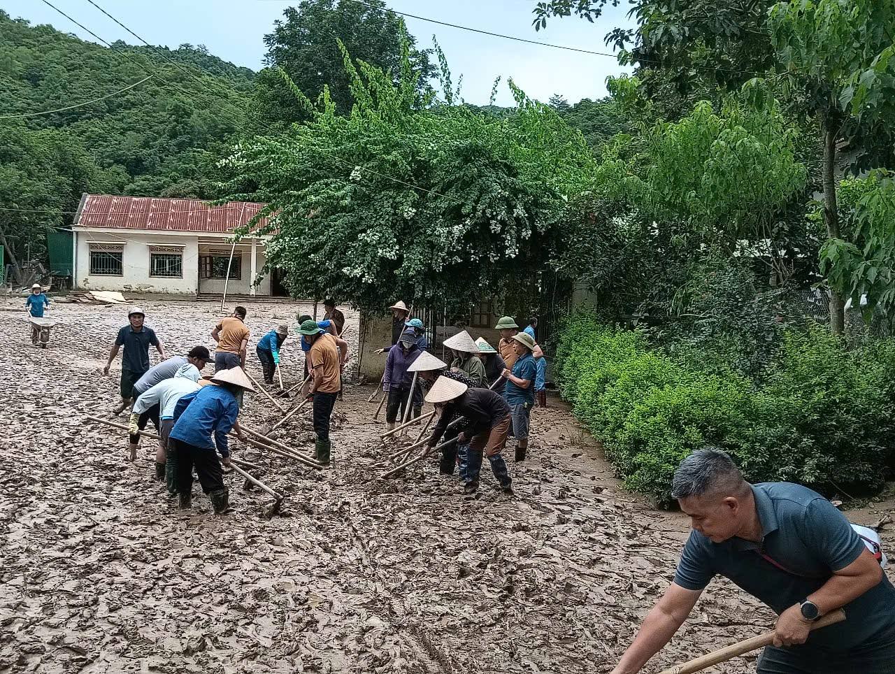 Thầy cô giáo vượt hàng trăm cây số lội bùn tiếp sức cho đồng nghiệp vùng lũ - Ảnh 9.