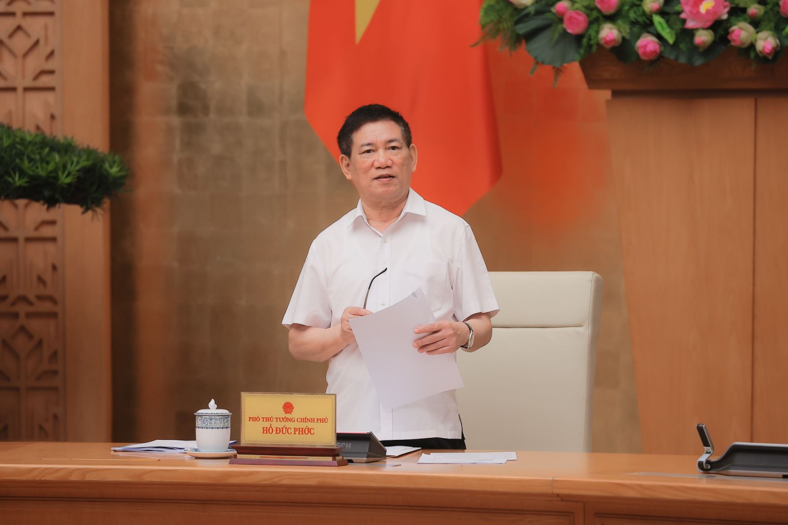 Phó Thủ tướng: Giám sát chặt tổ chức tín dụng yếu kém, quyết liệt xử lý nợ xấu - Ảnh 1.
