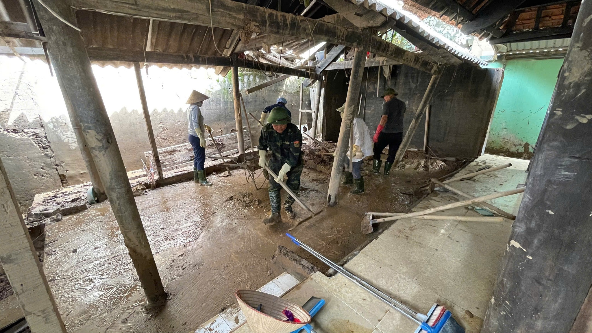 Thầy cô giáo vượt hàng trăm cây số lội bùn tiếp sức cho đồng nghiệp vùng lũ - Ảnh 12.