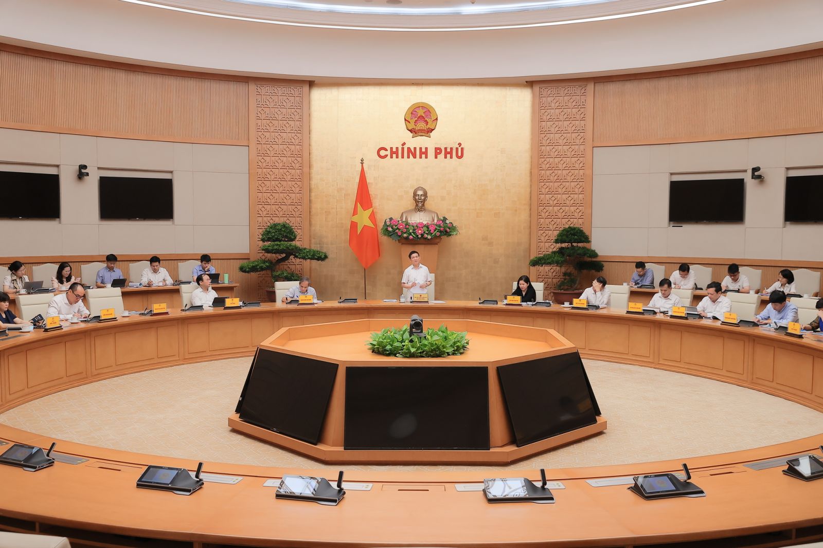 Phó Thủ tướng: Giám sát chặt tổ chức tín dụng yếu kém, quyết liệt xử lý nợ xấu - Ảnh 2.