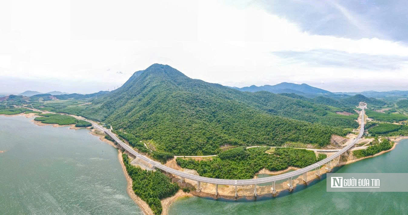 Cận cảnh cao tốc Vũng Áng - Bùng trên cao trước ngày thông xe- Ảnh 1. Cận cảnh cao tốc Vũng Áng - Bùng trên cao trước ngày thông xe- Ảnh 1.