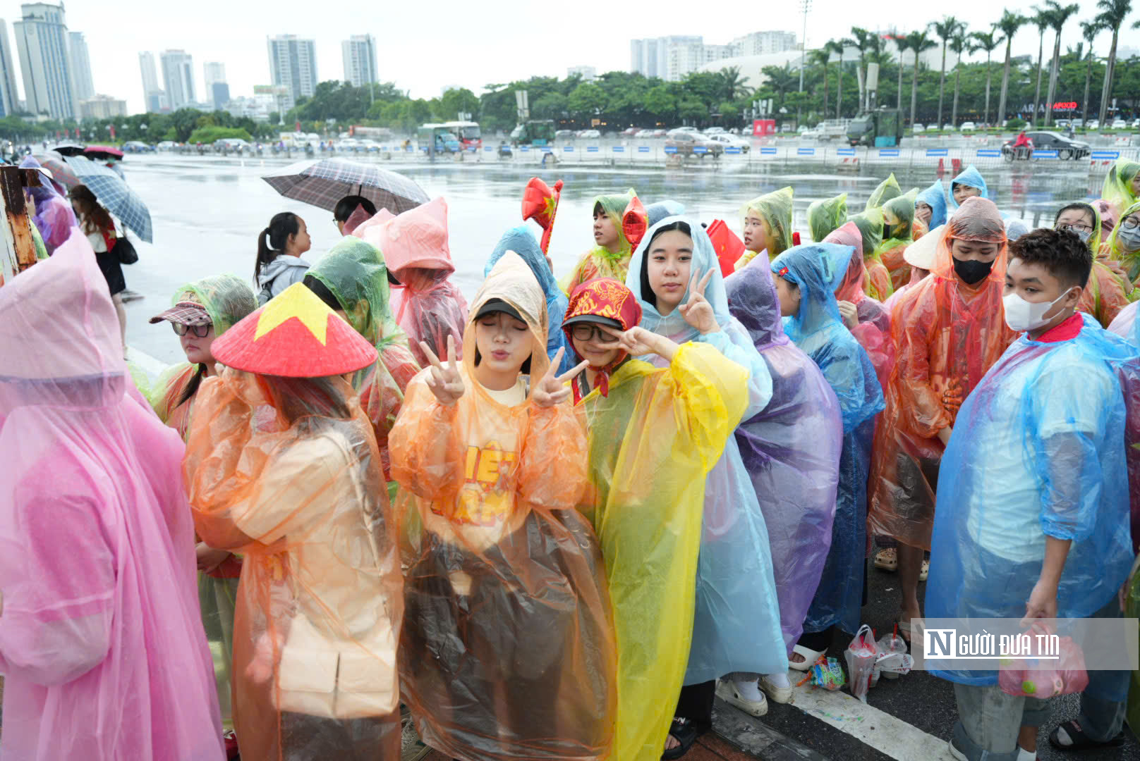 Sắc đỏ phủ kín cổng SVĐ Mỹ Đình trước giờ concert “Tổ quốc trong tim”- Ảnh 2.