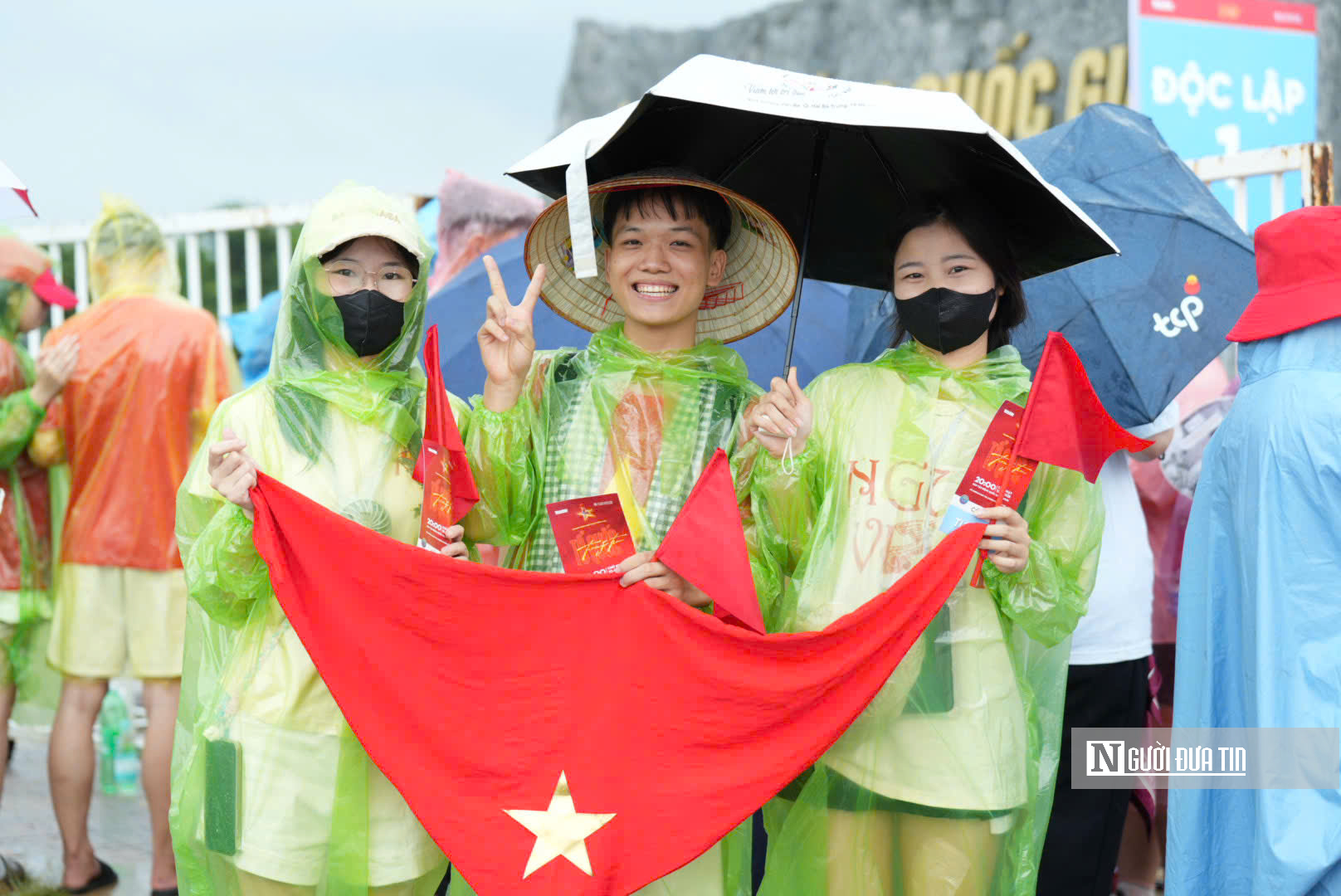 Sắc đỏ phủ kín cổng SVĐ Mỹ Đình trước giờ concert “Tổ quốc trong tim”- Ảnh 3.