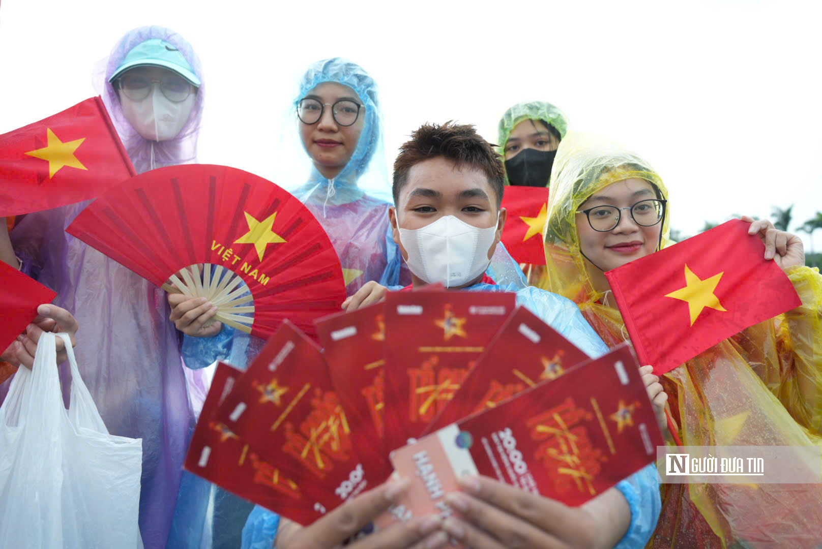Sắc đỏ phủ kín cổng SVĐ Mỹ Đình trước giờ concert “Tổ quốc trong tim”- Ảnh 4.
