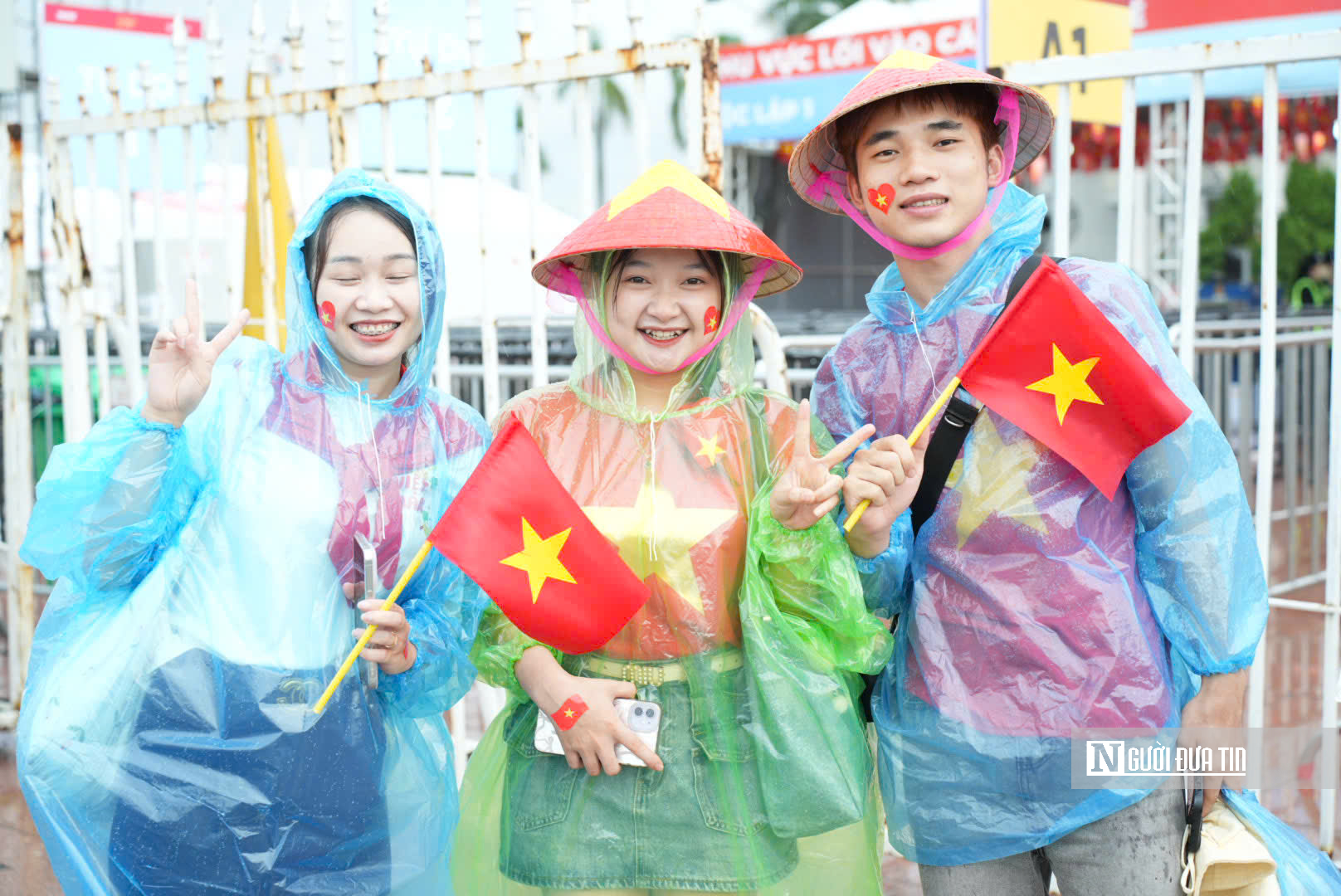 Sắc đỏ phủ kín cổng SVĐ Mỹ Đình trước giờ concert “Tổ quốc trong tim”- Ảnh 5.