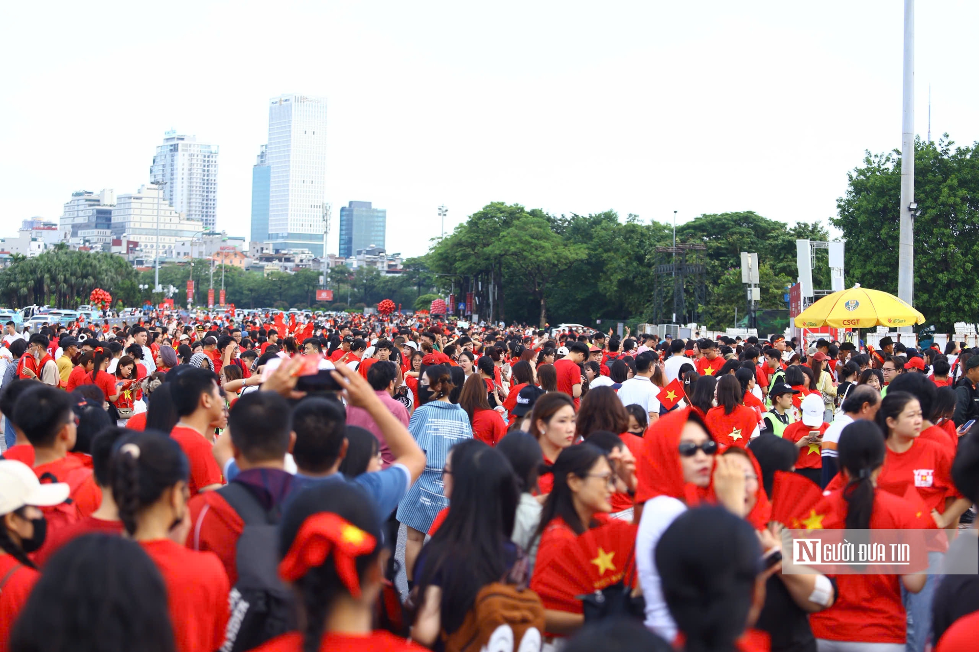 Sắc đỏ phủ kín cổng SVĐ Mỹ Đình trước giờ concert “Tổ quốc trong tim”- Ảnh 6.