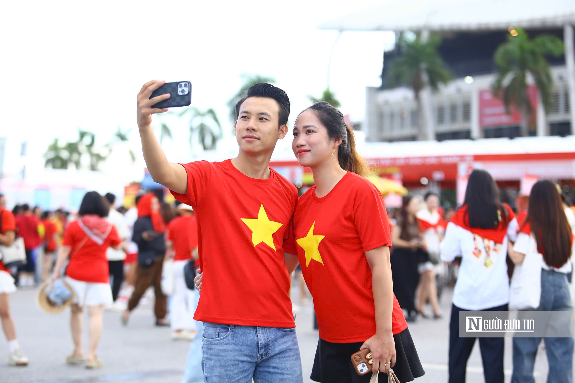 Sắc đỏ phủ kín cổng SVĐ Mỹ Đình trước giờ concert “Tổ quốc trong tim”- Ảnh 10.
