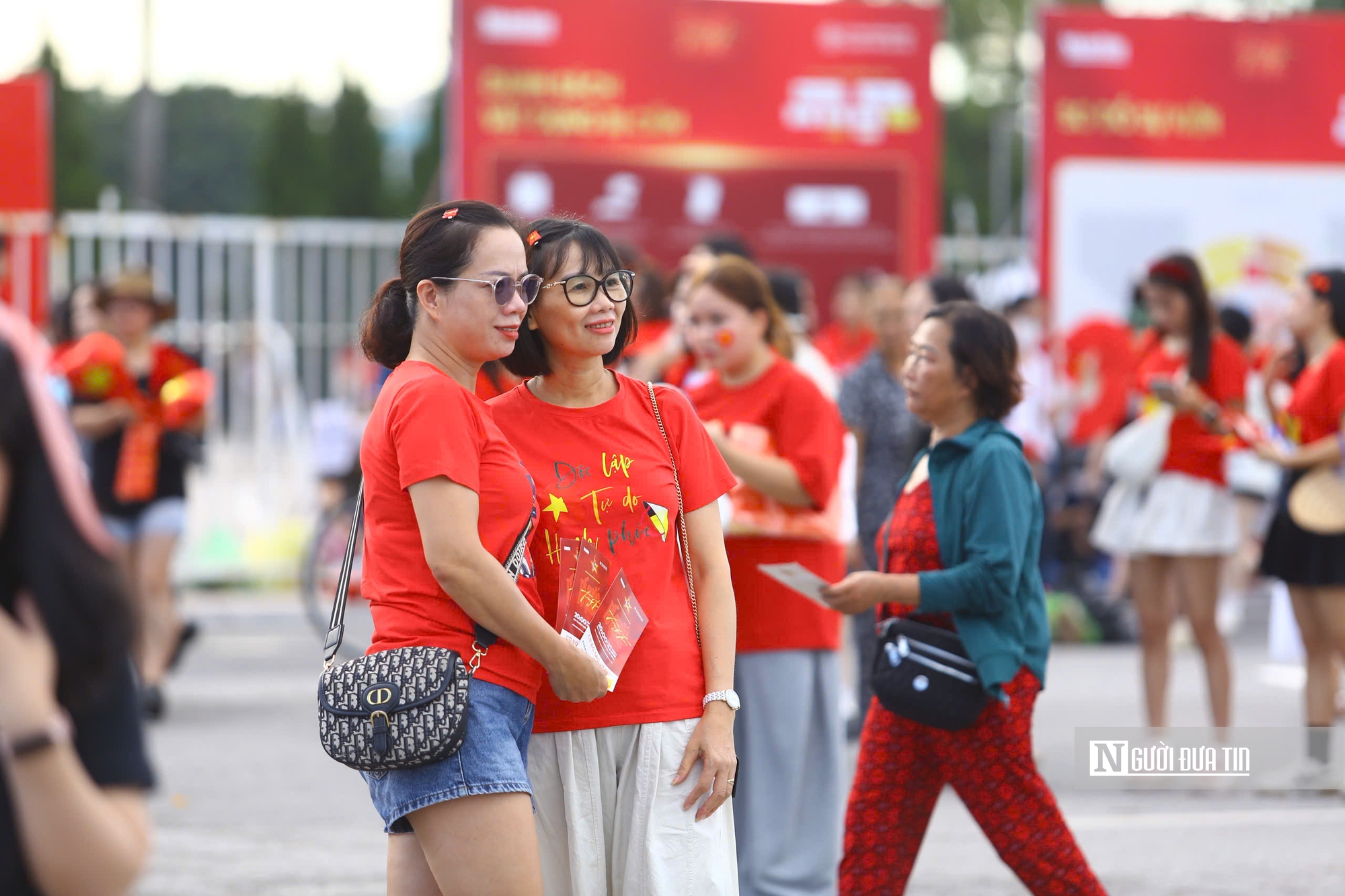 Sắc đỏ phủ kín cổng SVĐ Mỹ Đình trước giờ concert “Tổ quốc trong tim”- Ảnh 11.