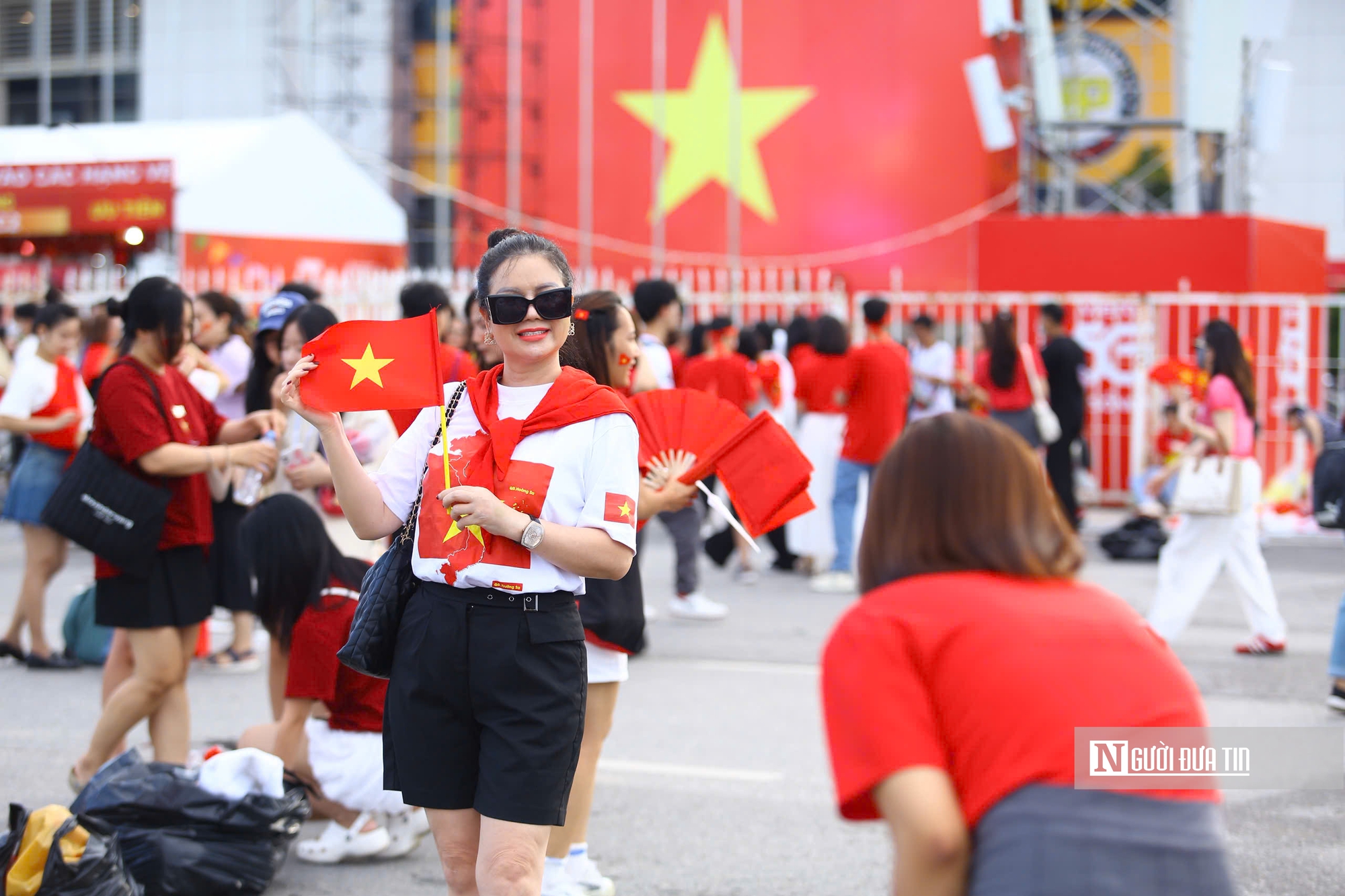 Sắc đỏ phủ kín cổng SVĐ Mỹ Đình trước giờ concert “Tổ quốc trong tim”- Ảnh 12.