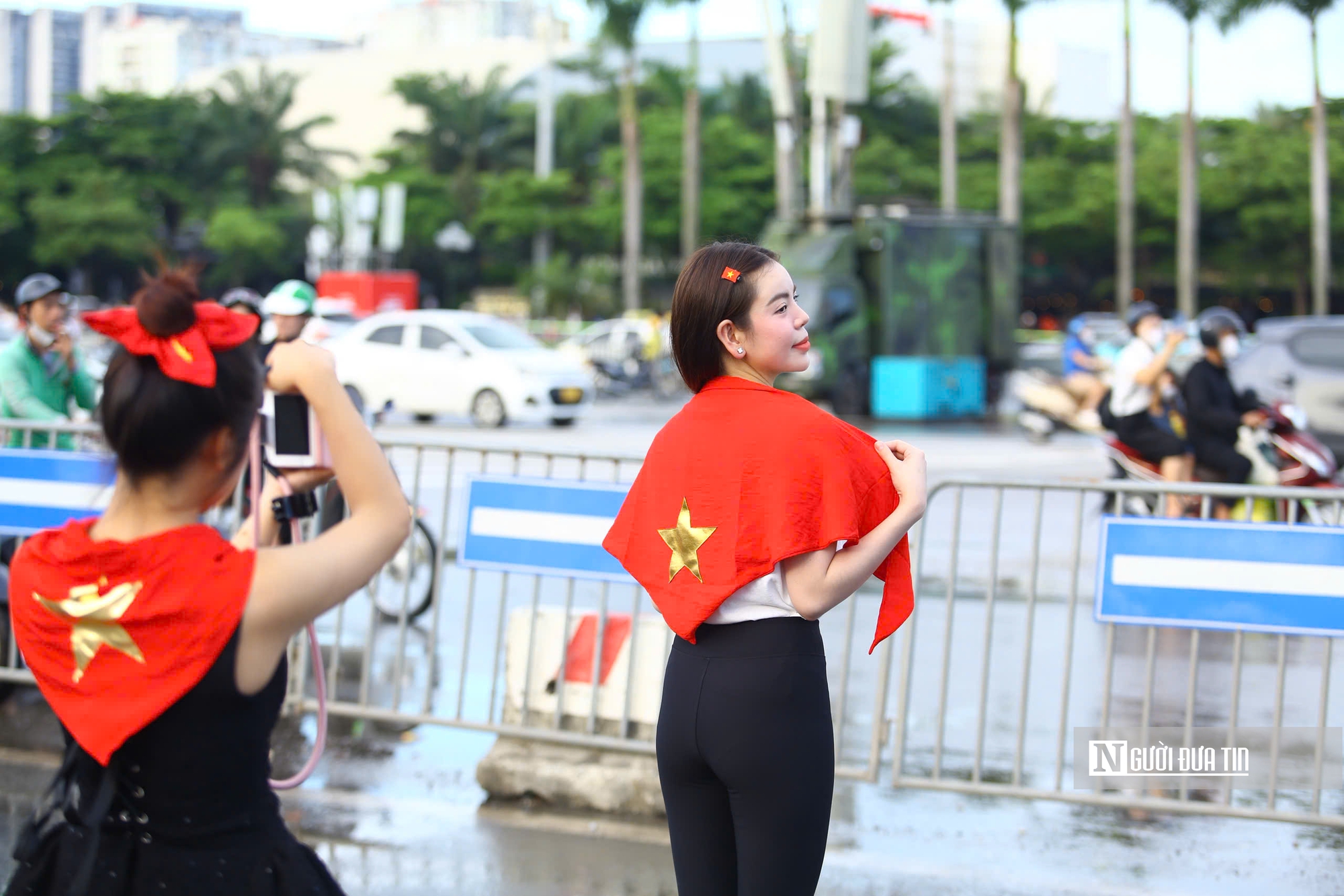Sắc đỏ phủ kín cổng SVĐ Mỹ Đình trước giờ concert “Tổ quốc trong tim”- Ảnh 13.