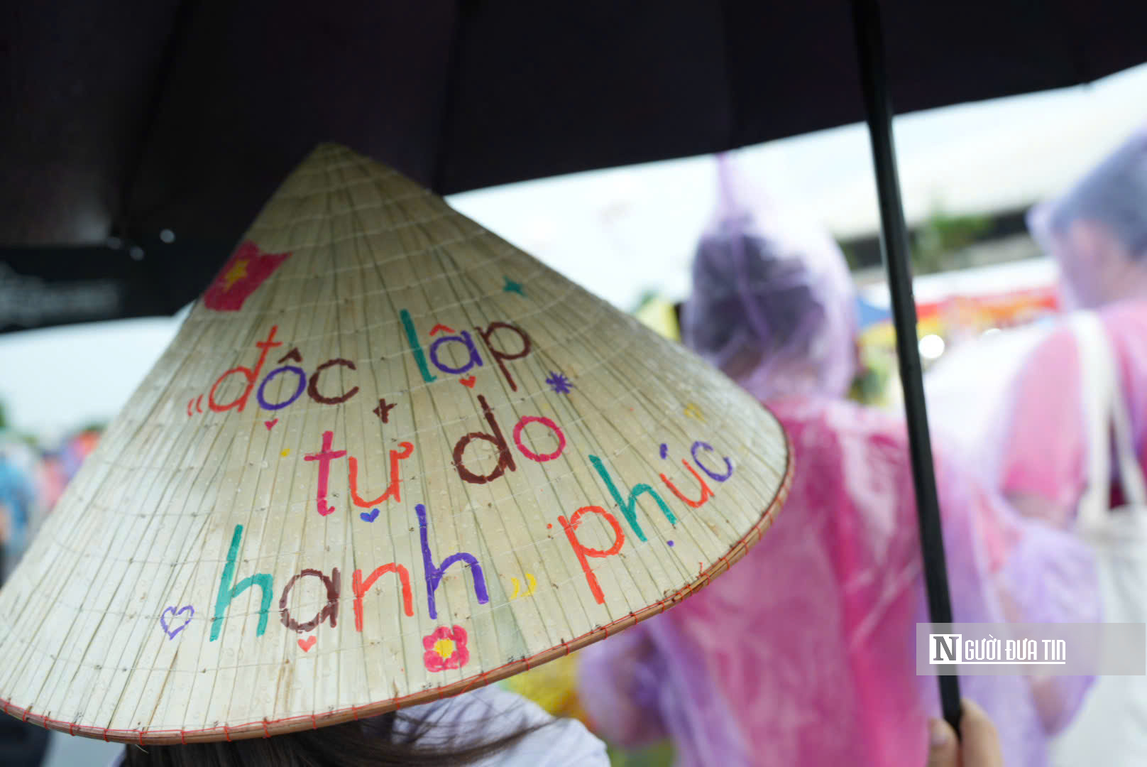 Sắc đỏ phủ kín cổng SVĐ Mỹ Đình trước giờ concert “Tổ quốc trong tim”- Ảnh 14.