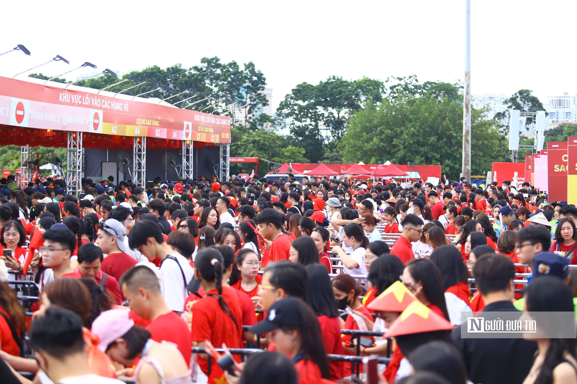 Sắc đỏ phủ kín cổng SVĐ Mỹ Đình trước giờ concert “Tổ quốc trong tim”- Ảnh 17.