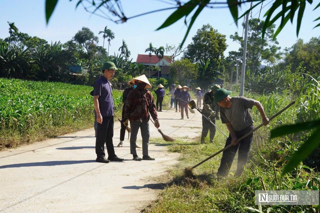 Hà Tĩnh: Cán bộ xắn tay cùng nhân dân dọn rác trước ngày trọng đại- Ảnh 1. Hà Tĩnh: Cán bộ xắn tay cùng nhân dân dọn rác trước ngày trọng đại- Ảnh 1.