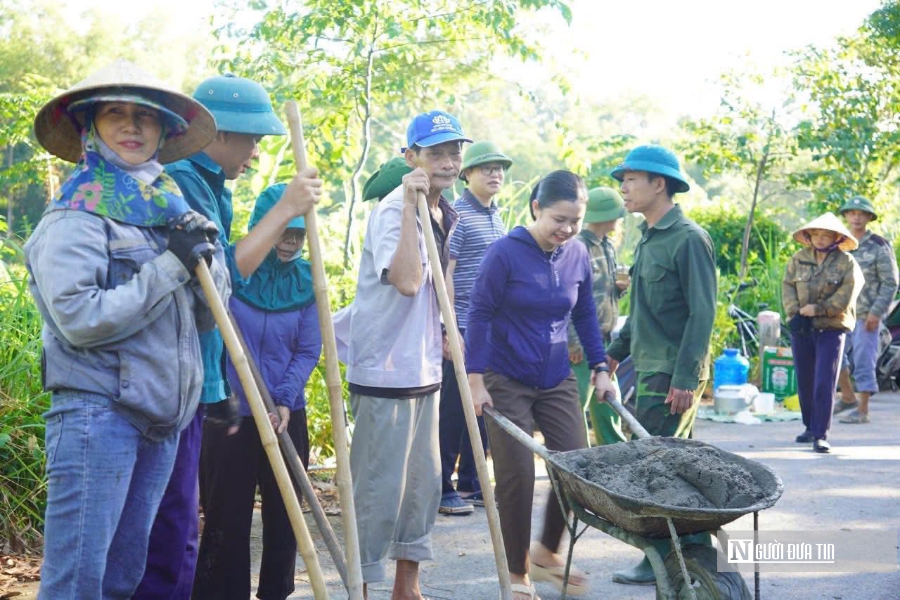 Hà Tĩnh: Cán bộ xắn tay cùng nhân dân dọn rác trước ngày trọng đại- Ảnh 2. Hà Tĩnh: Cán bộ xắn tay cùng nhân dân dọn rác trước ngày trọng đại- Ảnh 2.