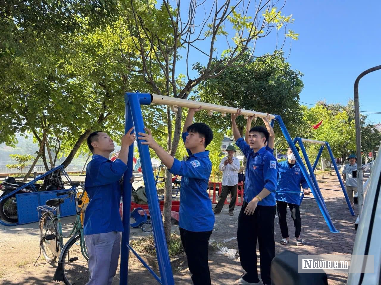 Hà Tĩnh: Cán bộ xắn tay cùng nhân dân dọn rác trước ngày trọng đại- Ảnh 4. Hà Tĩnh: Cán bộ xắn tay cùng nhân dân dọn rác trước ngày trọng đại- Ảnh 4.