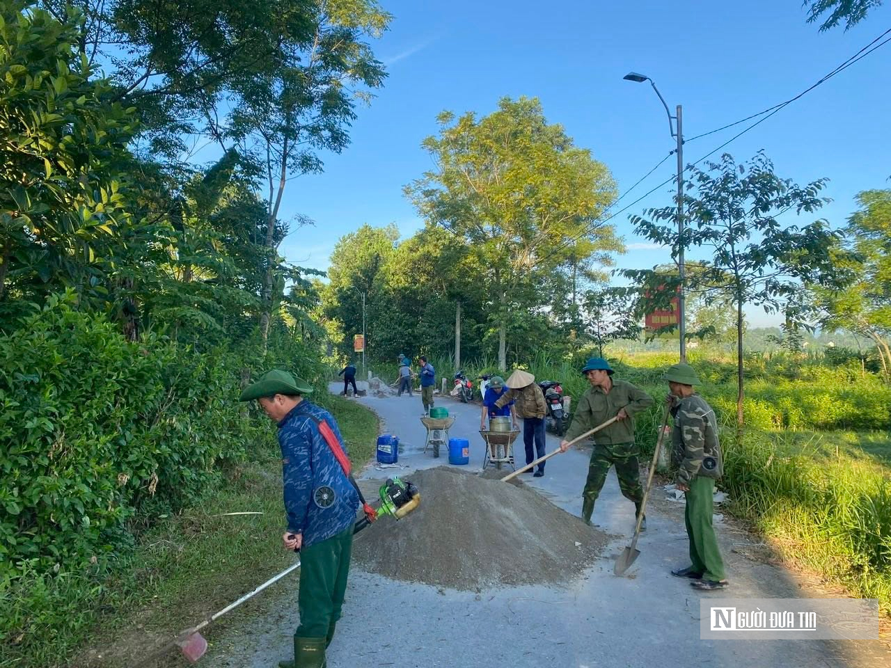 Hà Tĩnh: Cán bộ xắn tay cùng nhân dân dọn rác trước ngày trọng đại- Ảnh 5. Hà Tĩnh: Cán bộ xắn tay cùng nhân dân dọn rác trước ngày trọng đại- Ảnh 5.