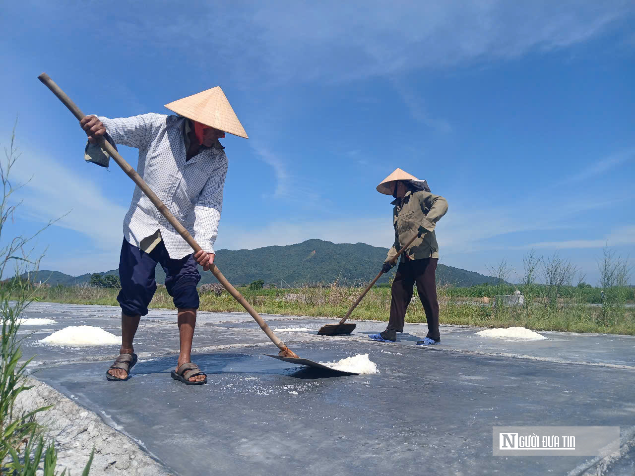 Diêm dân miệt mài giữa nắng đỉnh điểm, thu nhập vỏn vẹn 200.000 đồng mỗi ngày- Ảnh 1. Diêm dân miệt mài giữa nắng đỉnh điểm, thu nhập vỏn vẹn 200.000 đồng mỗi ngày- Ảnh 1.