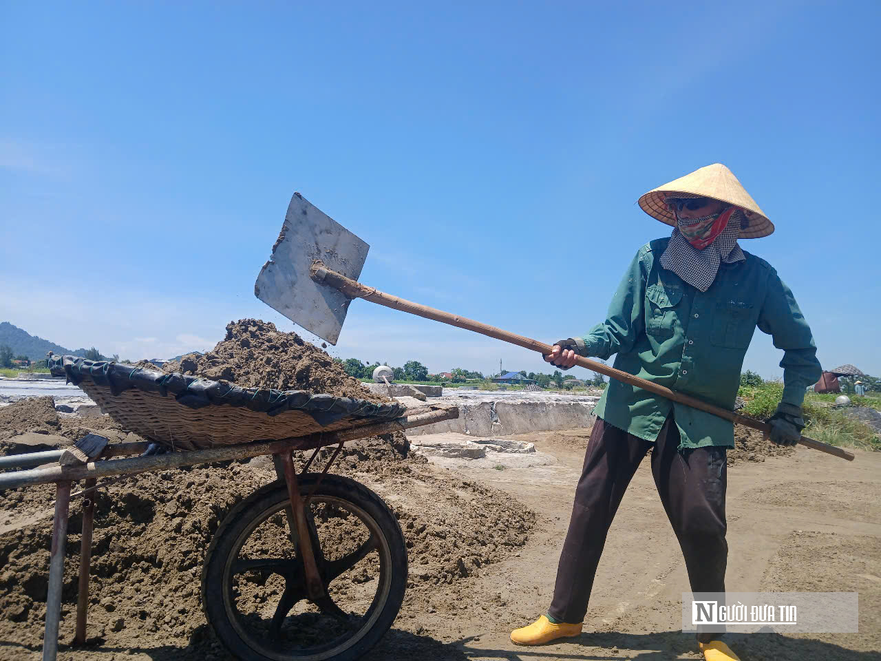 Diêm dân miệt mài giữa nắng đỉnh điểm, thu nhập vỏn vẹn 200.000 đồng mỗi ngày- Ảnh 2. Diêm dân miệt mài giữa nắng đỉnh điểm, thu nhập vỏn vẹn 200.000 đồng mỗi ngày- Ảnh 2.