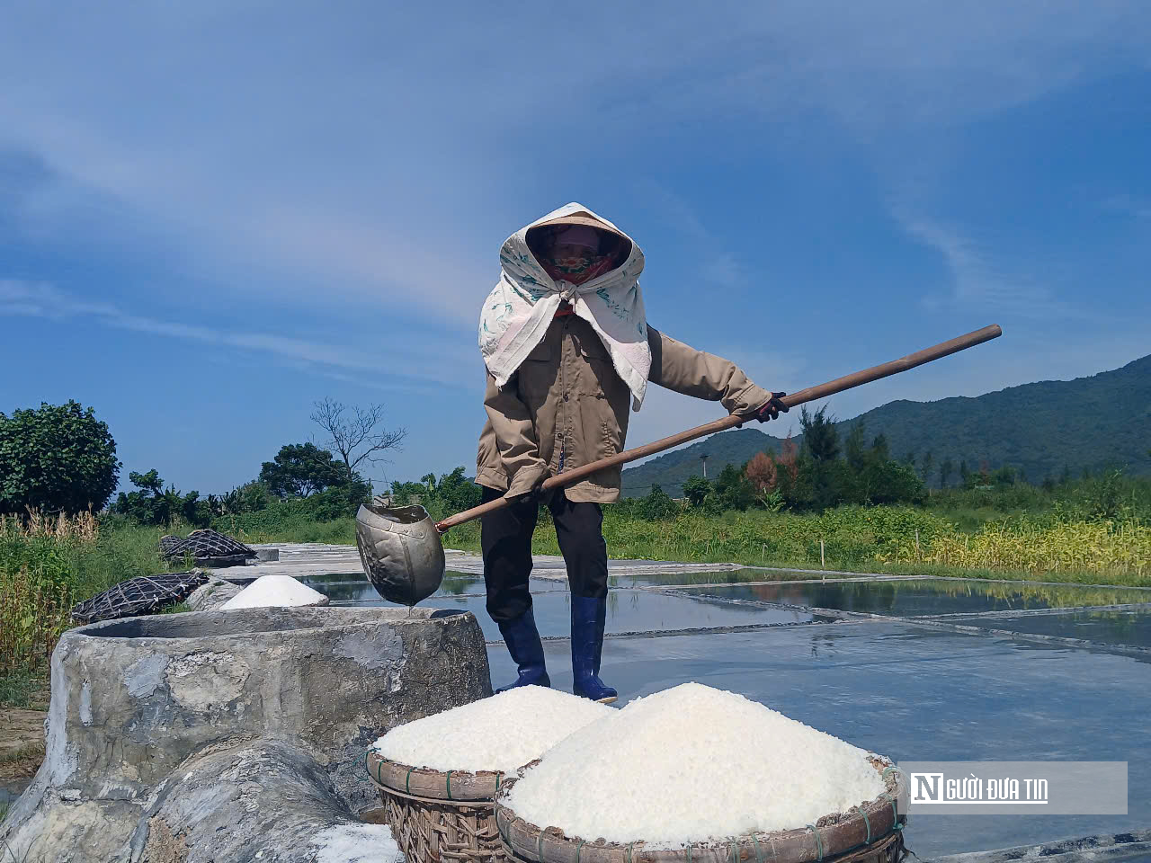 Diêm dân miệt mài giữa nắng đỉnh điểm, thu nhập vỏn vẹn 200.000 đồng mỗi ngày- Ảnh 4. Diêm dân miệt mài giữa nắng đỉnh điểm, thu nhập vỏn vẹn 200.000 đồng mỗi ngày- Ảnh 4.