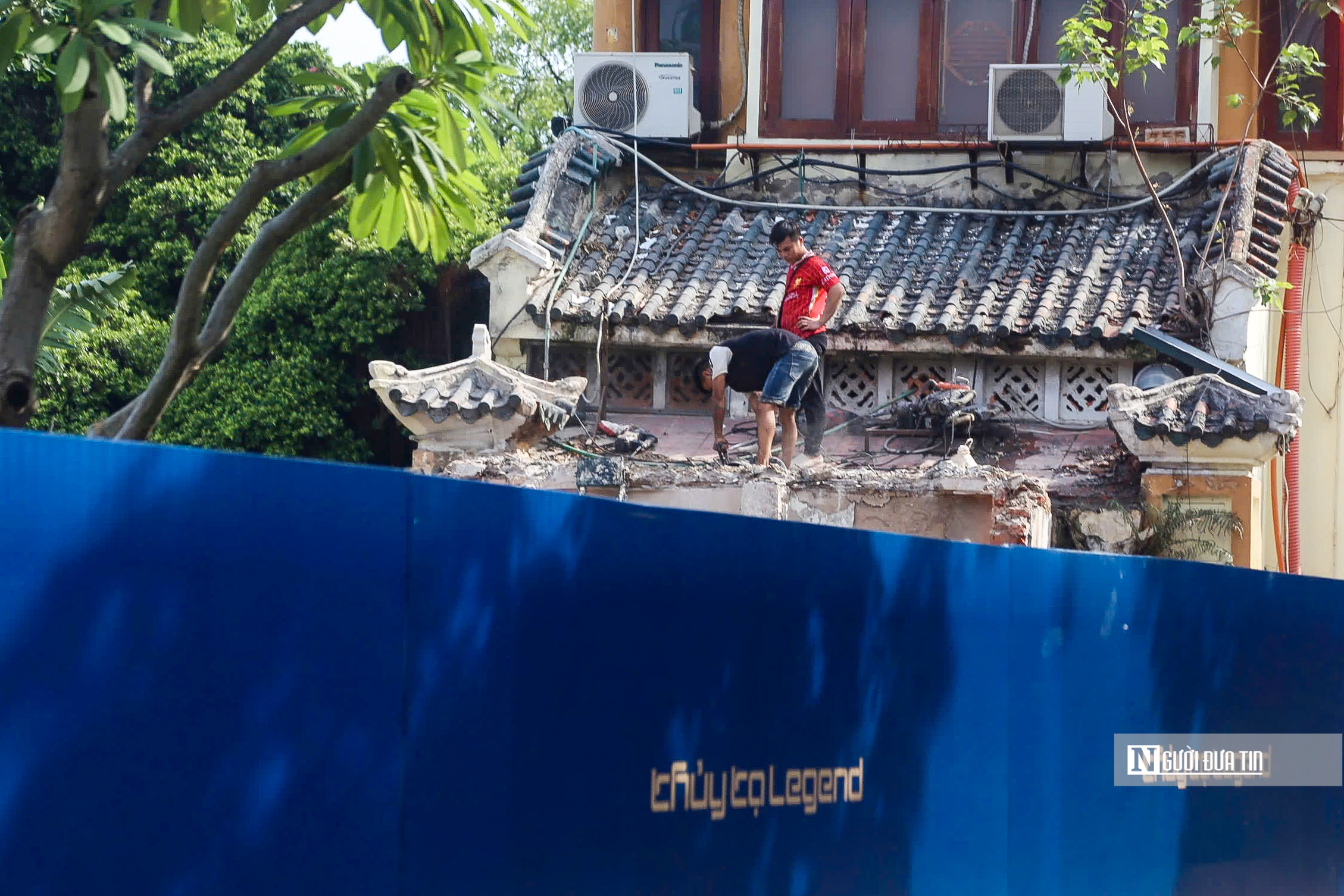 Hà Nội: Phá dỡ một phần nhà hàng Thủy Tạ cạnh hồ Hoàn Kiếm- Ảnh 2. Hà Nội: Phá dỡ một phần nhà hàng Thủy Tạ cạnh hồ Hoàn Kiếm- Ảnh 2.