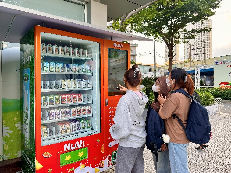 Nutifood tiên phong triển khai máy bán kem tự động - Ảnh 2.