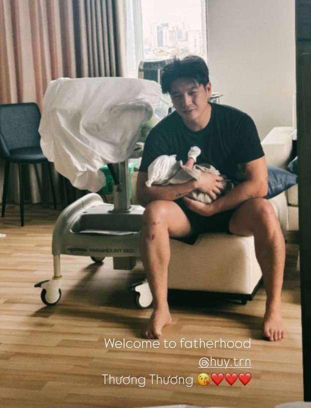 Nam CEO Việt kiều bảnh bao, nhập hội bố bỉm với hình ảnh gây sốc - Ảnh 1.