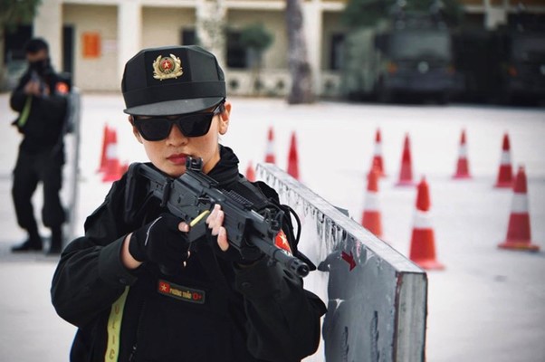 Nữ Đại uý quật ngã "quái xế" trên Hồ Gươm, hình ảnh đời thường gây bất ngờ - Ảnh 6.