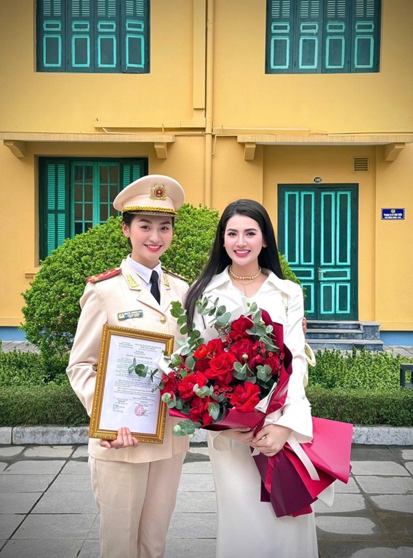 Nữ Đại uý quật ngã "quái xế" trên Hồ Gươm, hình ảnh đời thường gây bất ngờ - Ảnh 11.