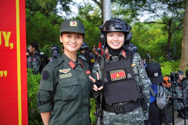 Nữ Đại uý quật ngã "quái xế" trên Hồ Gươm, hình ảnh đời thường gây bất ngờ - Ảnh 10.