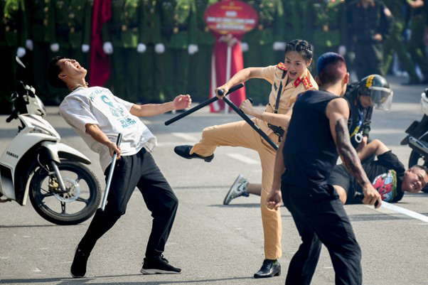 Nữ Đại uý quật ngã "quái xế" trên Hồ Gươm, hình ảnh đời thường gây bất ngờ - Ảnh 1.